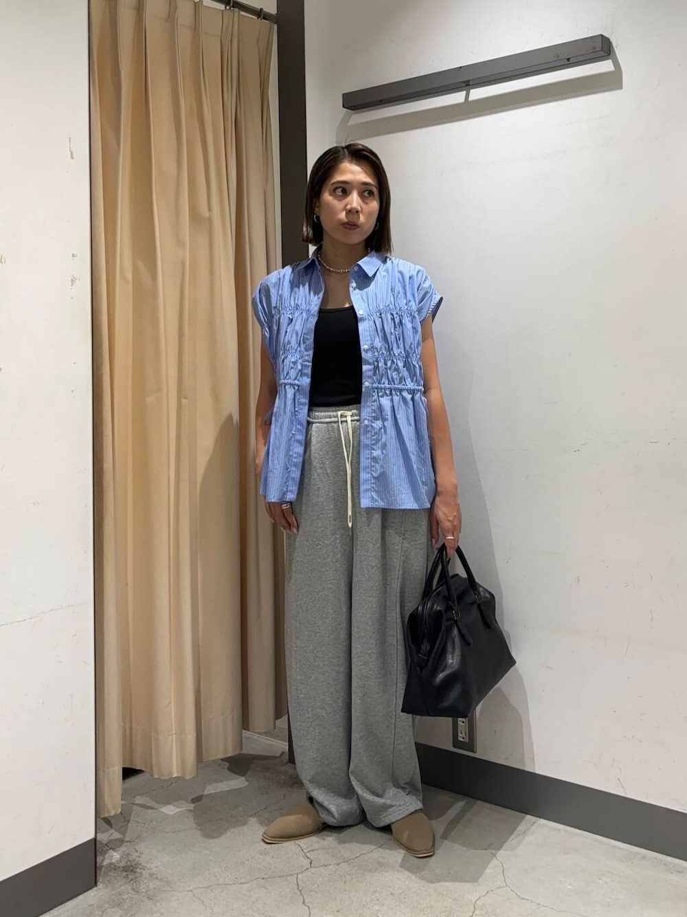 「大人カジュアル、スウェット、パンツ、パンツスタイル、パンツコーデ、スウェットパンツ、骨格ナチュラル、イエベ秋、kbfで選ぶ夏」｜「KBFのカーブスウェットパンツ（その他パンツ、グレー系）」を使った、chihiroさん（レディース・158cm）の夏コーディネートの1枚目の写真