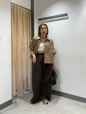 「KBF（ケイビーエフ）のタックデザインツイルパンツ（その他パンツ、ブラウン系）」を使った、chihiroさん（レディース・158cm）の春コーディネート