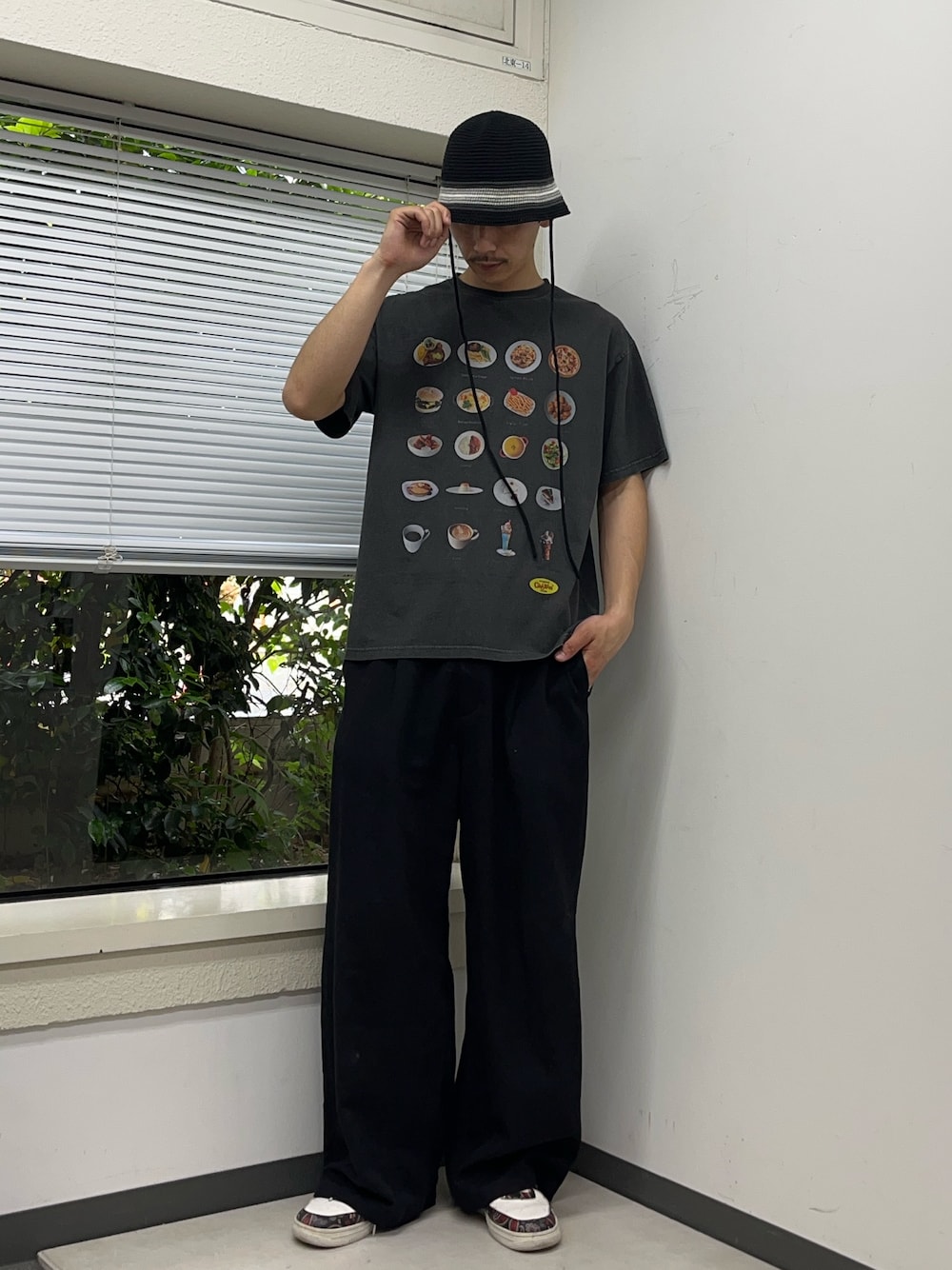 「CIAOPANICのピグメントコレクションTEE（Tシャツ/カットソー、グレー系）」を使った、Shota Matsuokaさん（メンズ・180cm）の春コーディネートの1枚目の写真