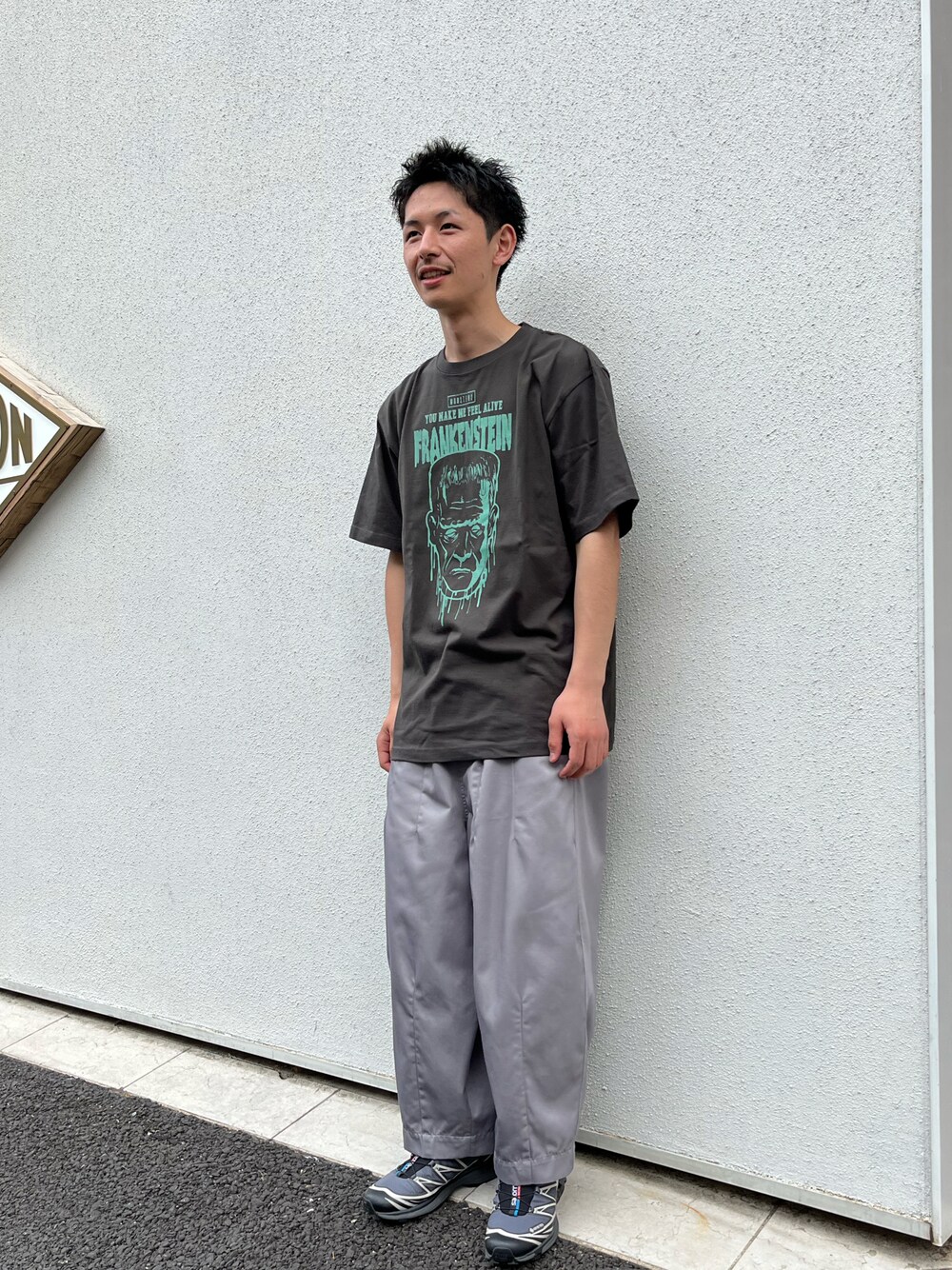 ホワイト系のTシャツ/カットソー、ベージュ系のチノパンツを着用したメンズの春コーディネートの1枚目の写真