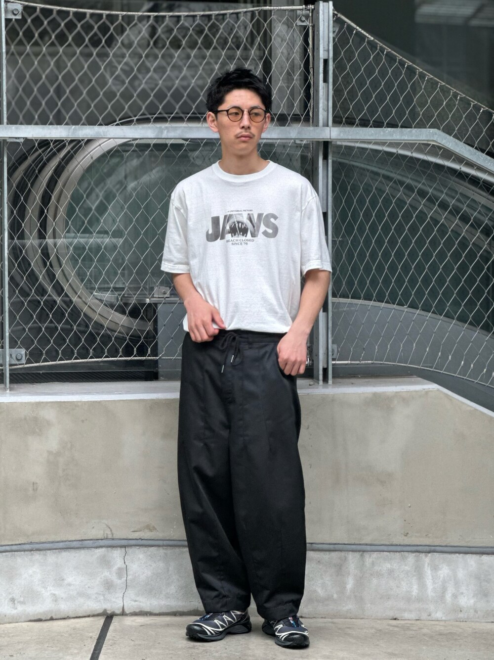 ホワイト系のTシャツ/カットソー、ブラック系のチノパンツを着用したメンズの春コーディネートの1枚目の写真