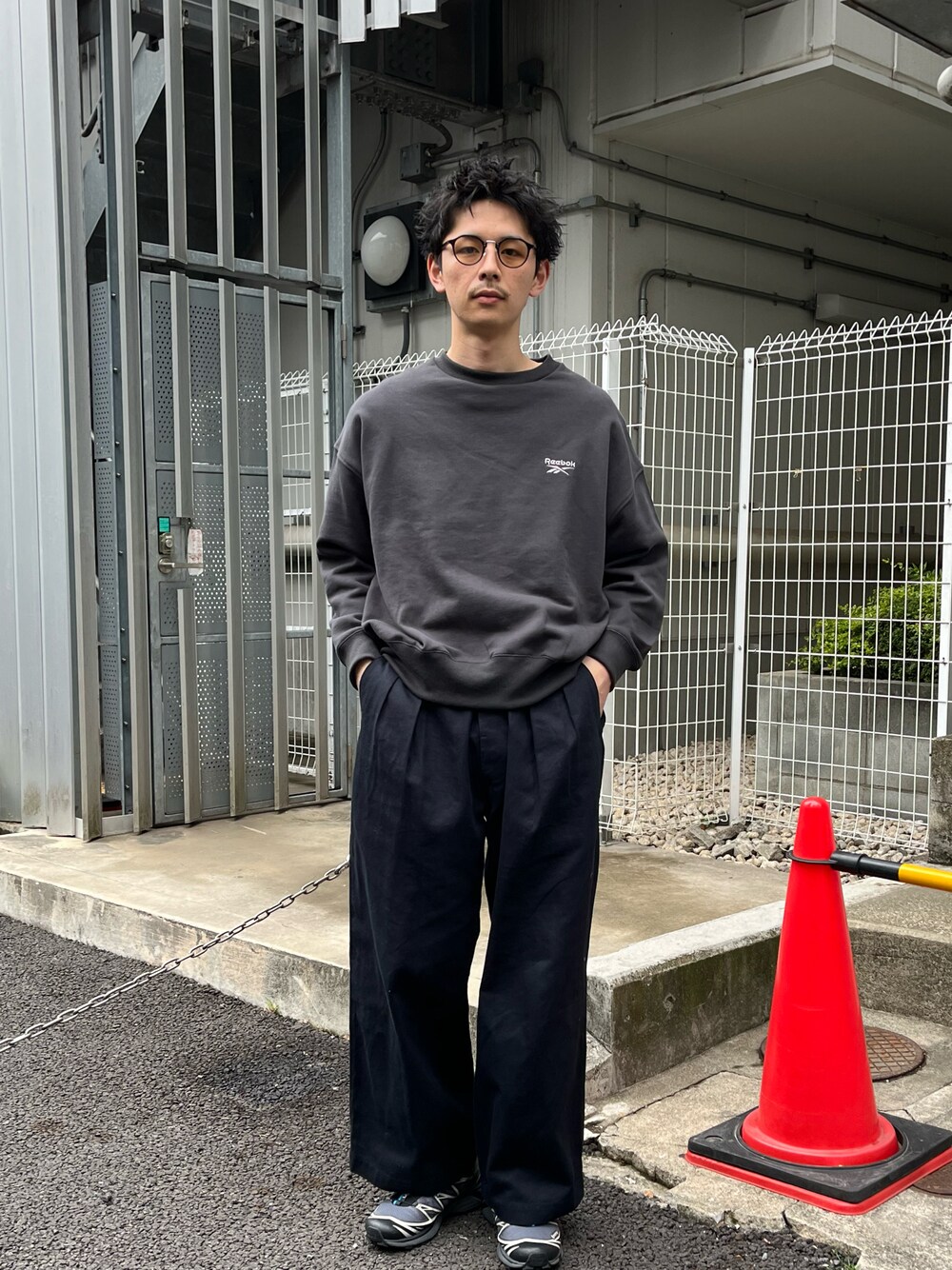 「Reebokの【2024SS】【Reebok/リーボック】別注ワンポイント刺繍ロゴスウェット（スウェット、ブラック系）」を使った、Shota Matsuokaさん（メンズ・180cm）の春コーディネートの1枚目の写真