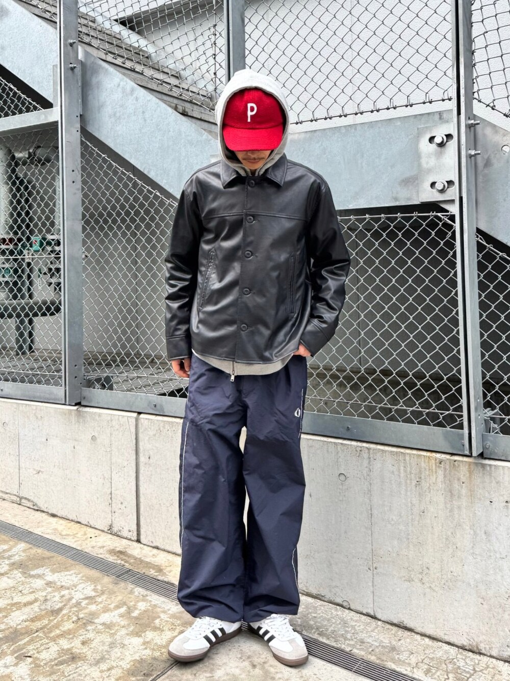 「CIAOPANICのウールライクロゴキャップ（キャップ、レッド系）」を使った、Shota Matsuokaさん（メンズ・180cm）の冬コーディネートの1枚目の写真
