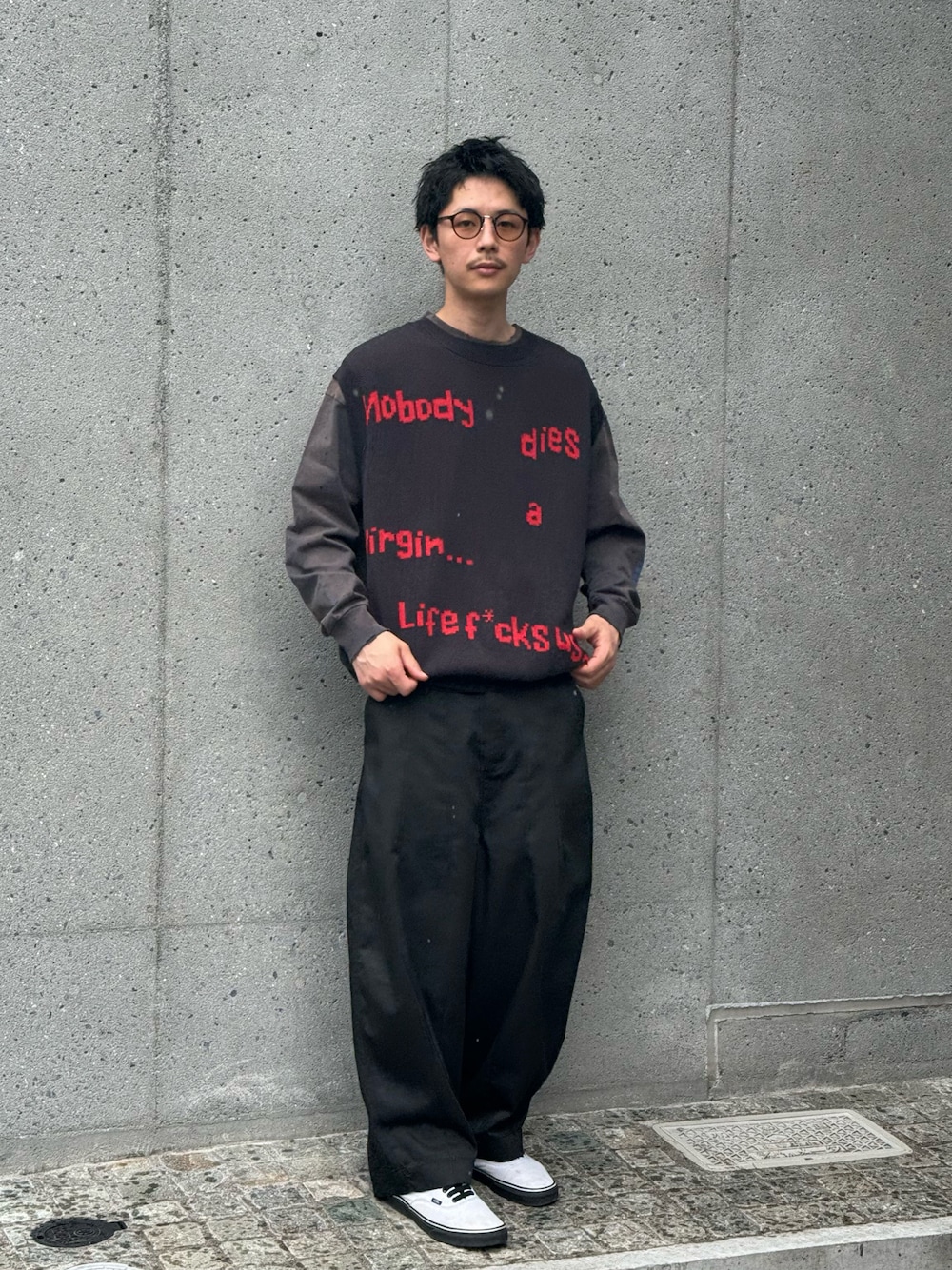 ベージュ系のベスト、ブラック系のチノパンツを着用したメンズの春コーディネートの1枚目の写真