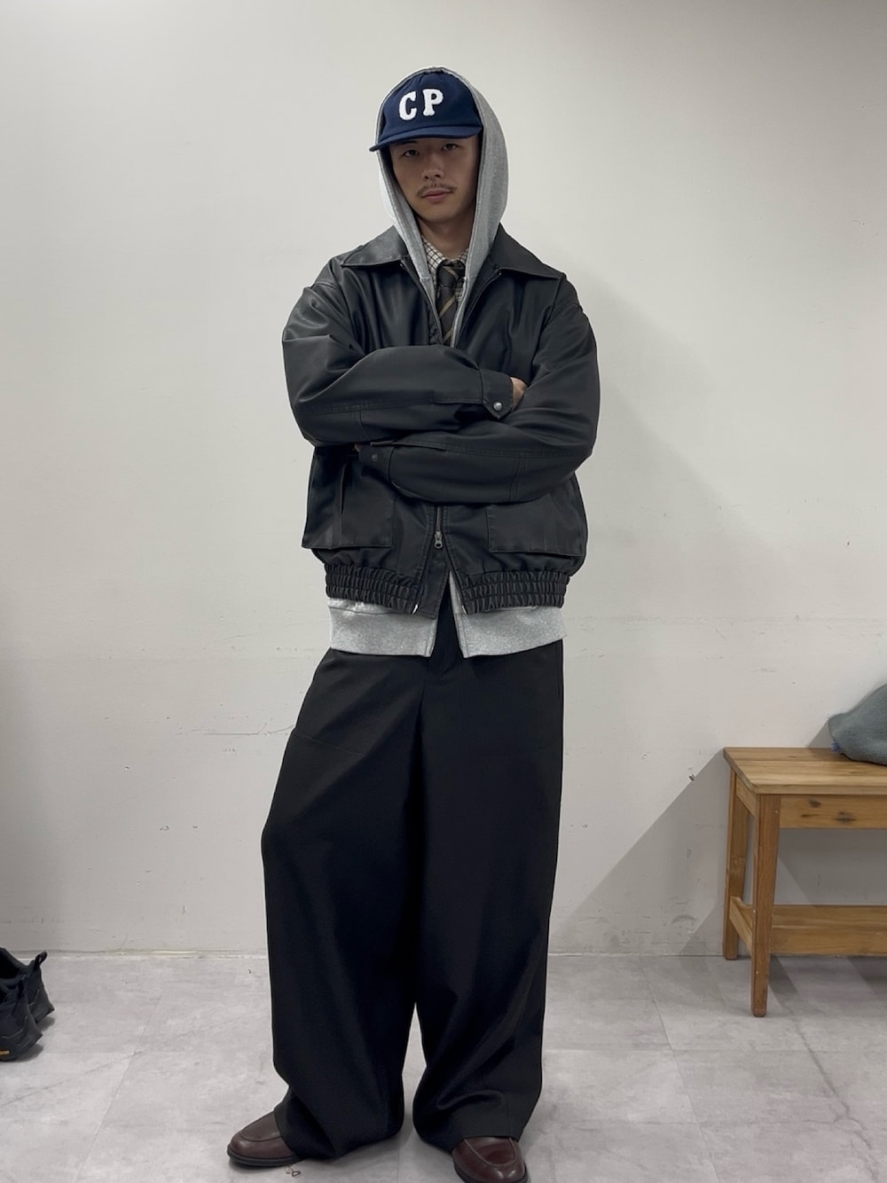 ブラック系のブルゾンを着用したメンズの秋コーディネートの1枚目の写真