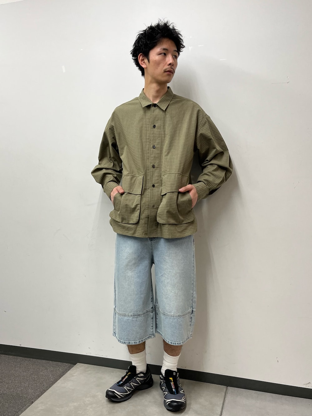 グリーン系のシャツ/ブラウス、ブルー系のデニムパンツを着用したメンズの春コーディネートの1枚目の写真