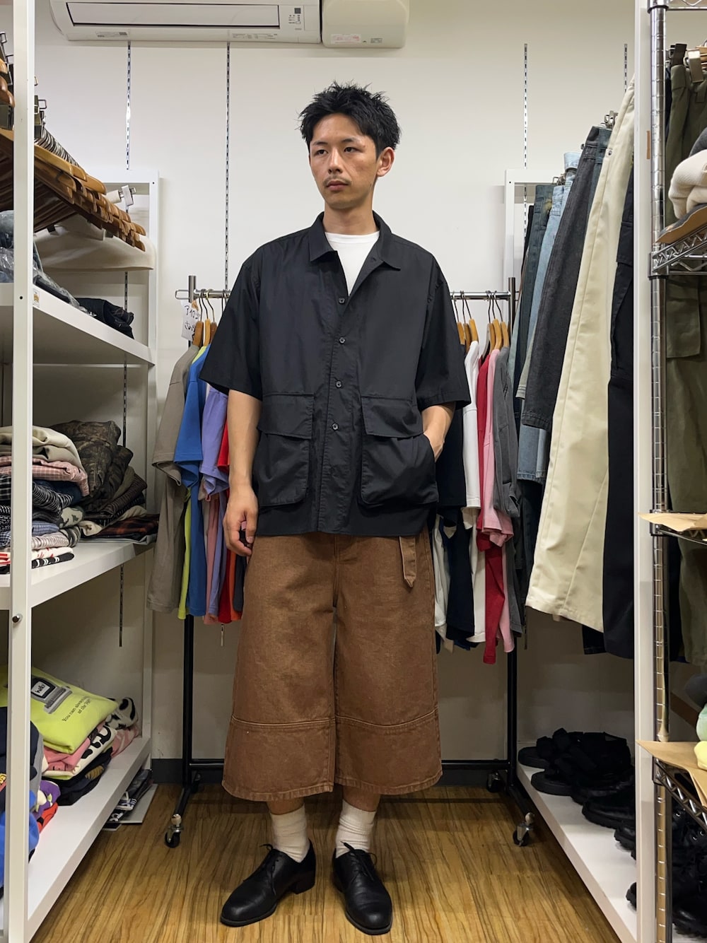 「CIAOPANICの【ANTI WARP /アンチワープ】スーパーバギーショーツ（デニムパンツ、ブラウン系）」を使った、Shota Matsuokaさん（メンズ・180cm）の春コーディネートの1枚目の写真