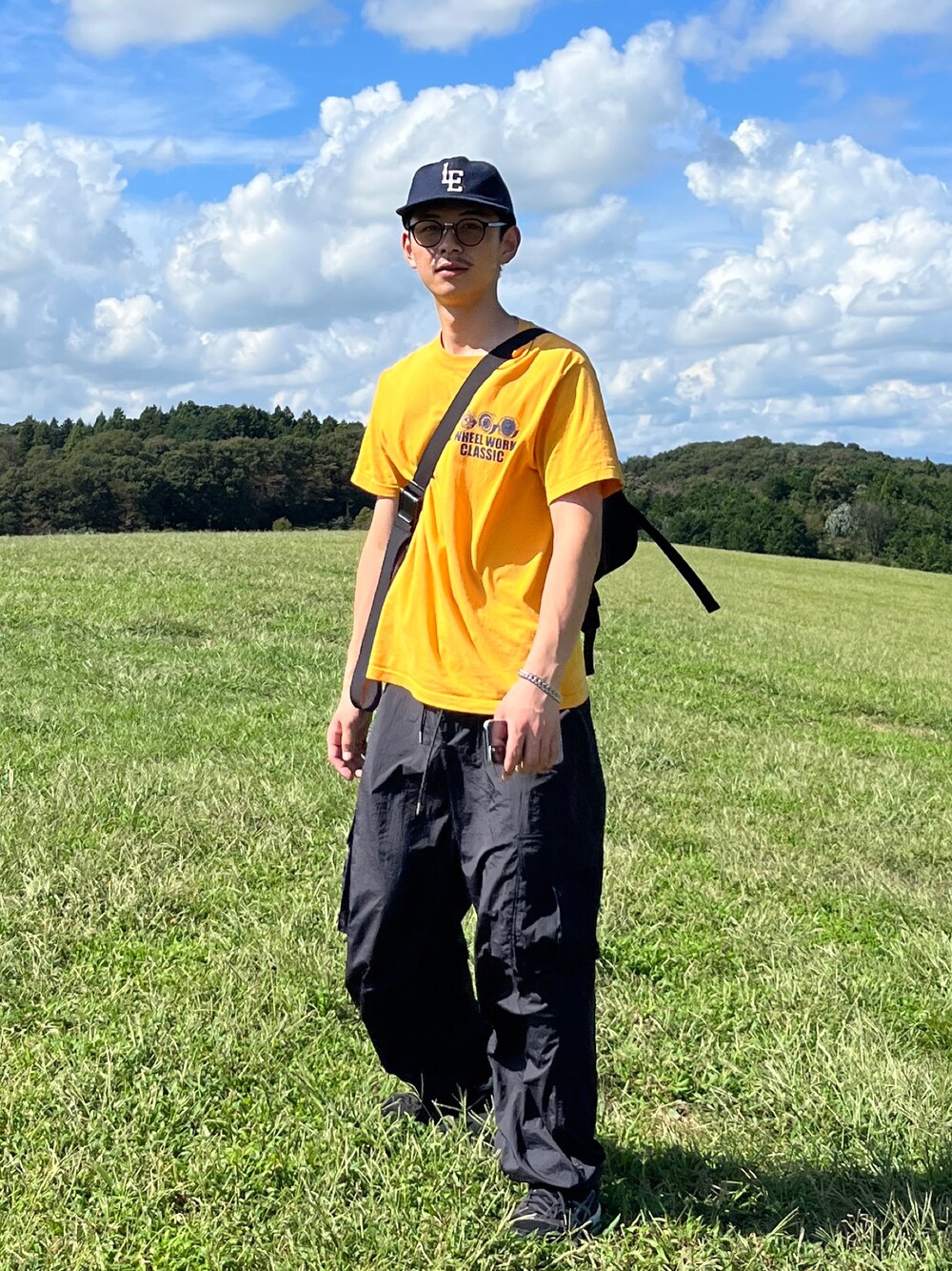 「シンプルコーデ、きれいめカジュアル、大人コーデ、今日のコーデ、休日コーデ」｜「BARNSのアイテム（Tシャツ/カットソー、イエロー系）」を使った、Shota Matsuokaさん（メンズ・180cm）の秋コーディネートの1枚目の写真