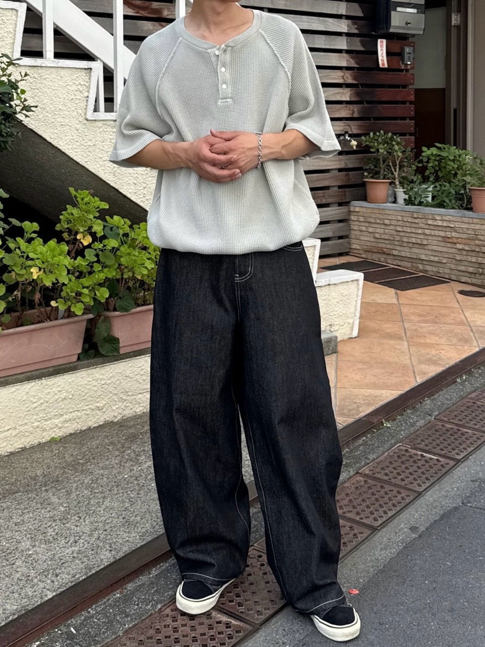「CIAOPANICのピグメントワッフルヘンリーネックカットソー（Tシャツ/カットソー、グレー系）」を使った、Shota Matsuokaさん（メンズ・180cm）の夏コーディネートの1枚目の写真