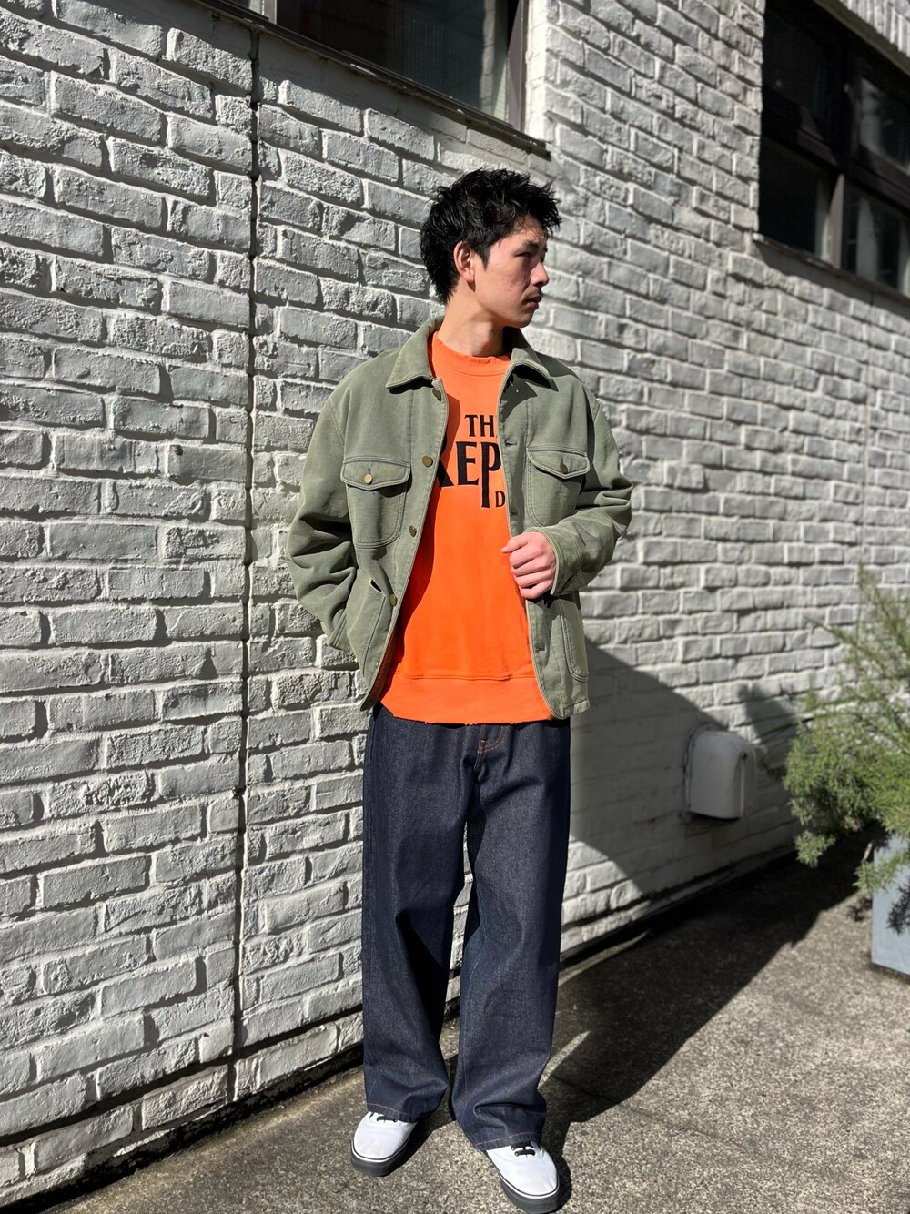 「似合うラボに行こう、シンプルコーデ」｜「RePRODUCTION LABELの【2024SS】【RePRODUCTION LABEL / リプロダクションレーベル】フロッキープリントロゴオーバースウェット（スウェット、オレンジ系）」を使った、Shota Matsuokaさん（メンズ・180cm）の冬コーディネートの1枚目の写真