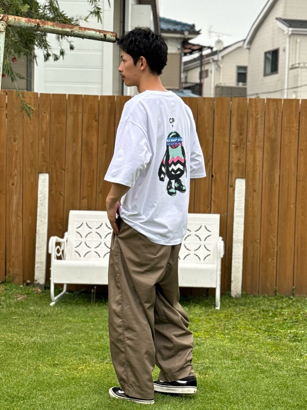 ホワイト系のTシャツ/カットソー、ベージュ系のチノパンツを着用したメンズの春コーディネートの1枚目の写真