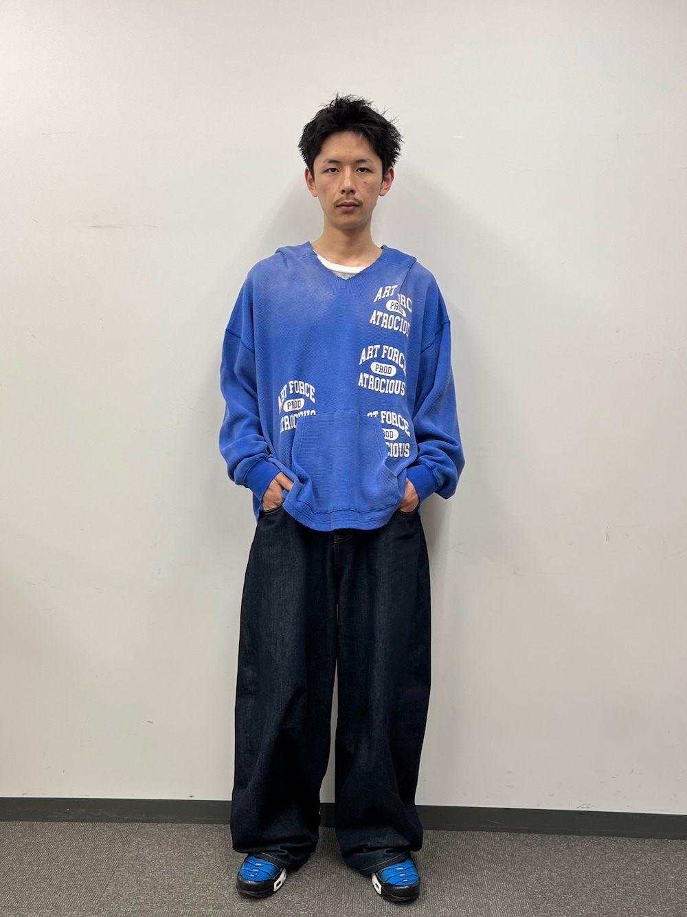 「RePRODUCTION LABELの【RePRODUCTION LABEL / リプロダクションレーベル】サーマルスキッパーフーディー（Tシャツ/カットソー、ブルー系）」を使った、Shota Matsuokaさん（メンズ・180cm）の春コーディネートの1枚目の写真