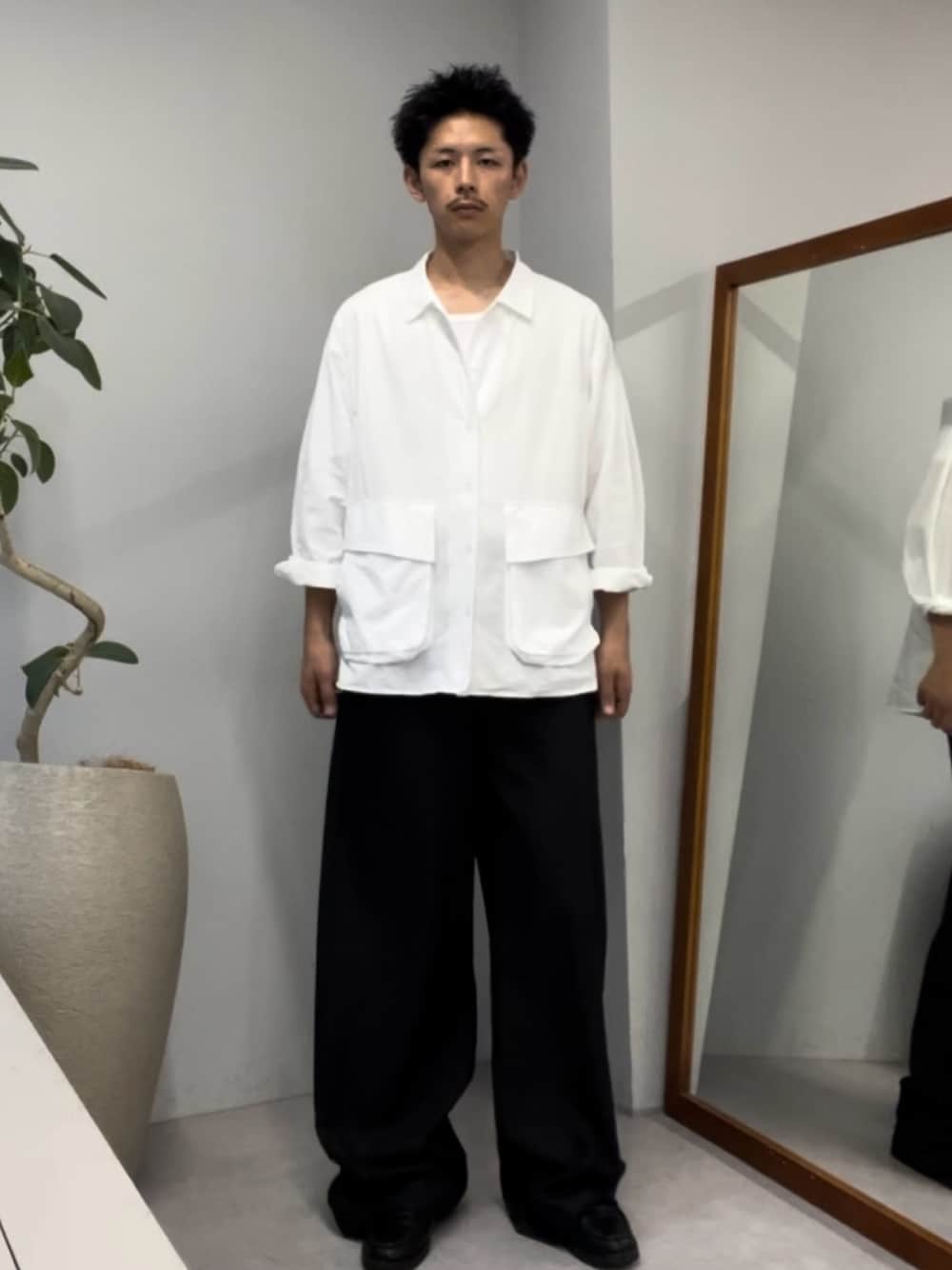 ホワイト系のシャツ/ブラウスを着用したメンズの夏コーディネートの1枚目の写真