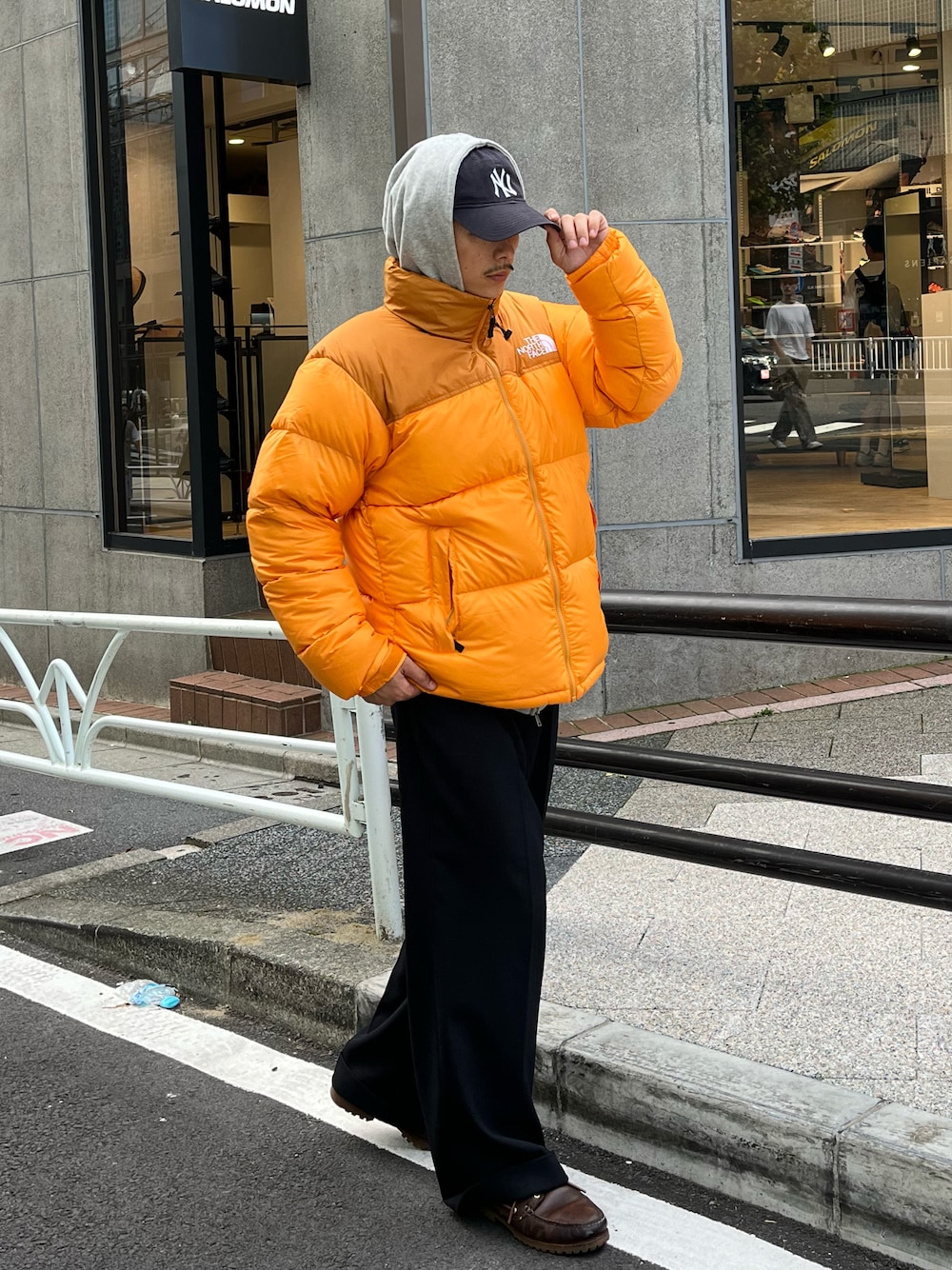 「秋っぽコーデ更新中」｜「THE NORTH FACEの【THE NORTH FACE/ザ・ノース・フェイス】ヌプシジャケット（メンズ）（ダウンジャケット/コート、オレンジ系）」を使った、Shota Matsuokaさん（メンズ・180cm）の秋コーディネートの1枚目の写真
