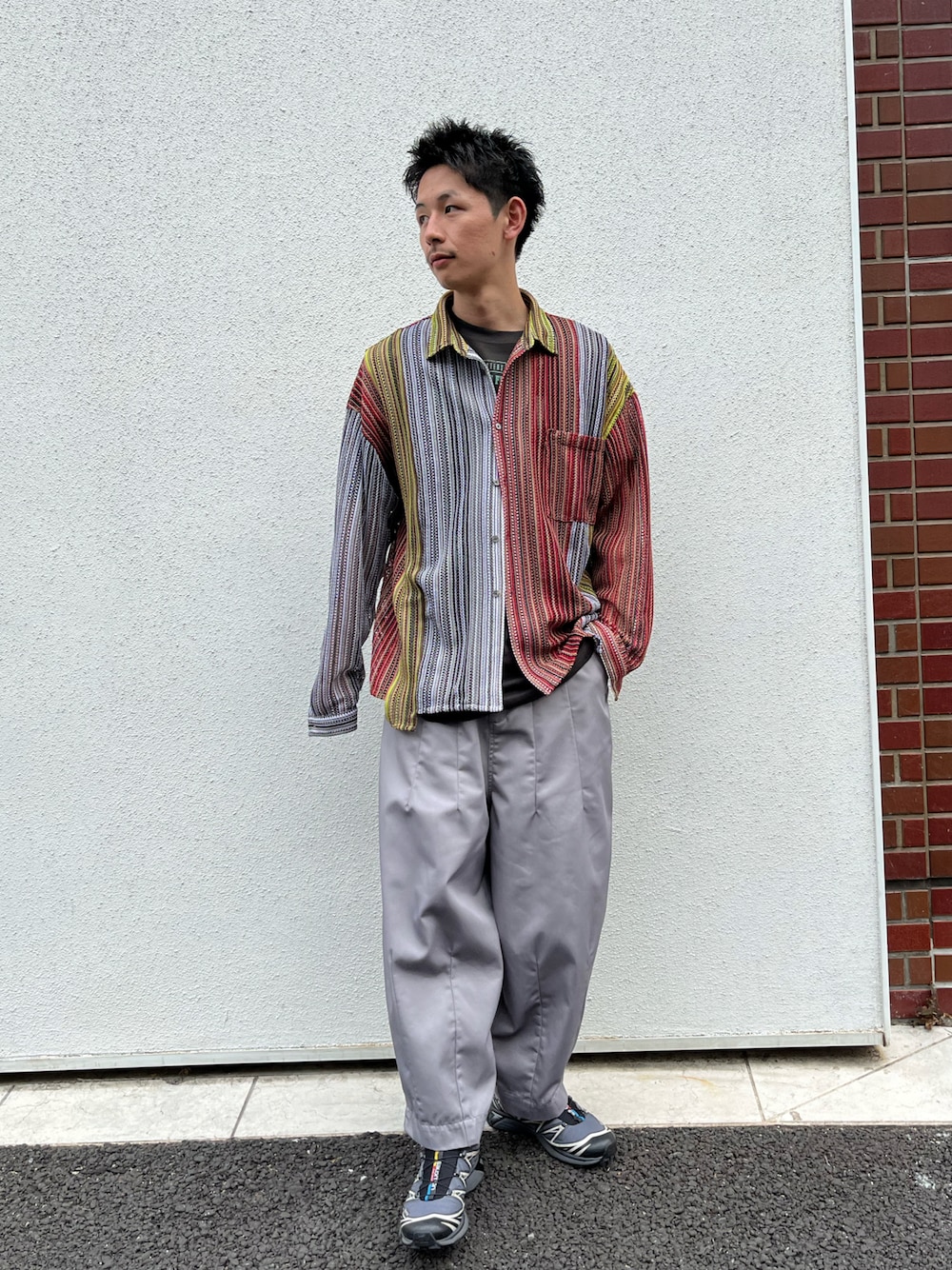 グリーン系のシャツ/ブラウス、ベージュ系のチノパンツを着用したメンズの春コーディネートの1枚目の写真