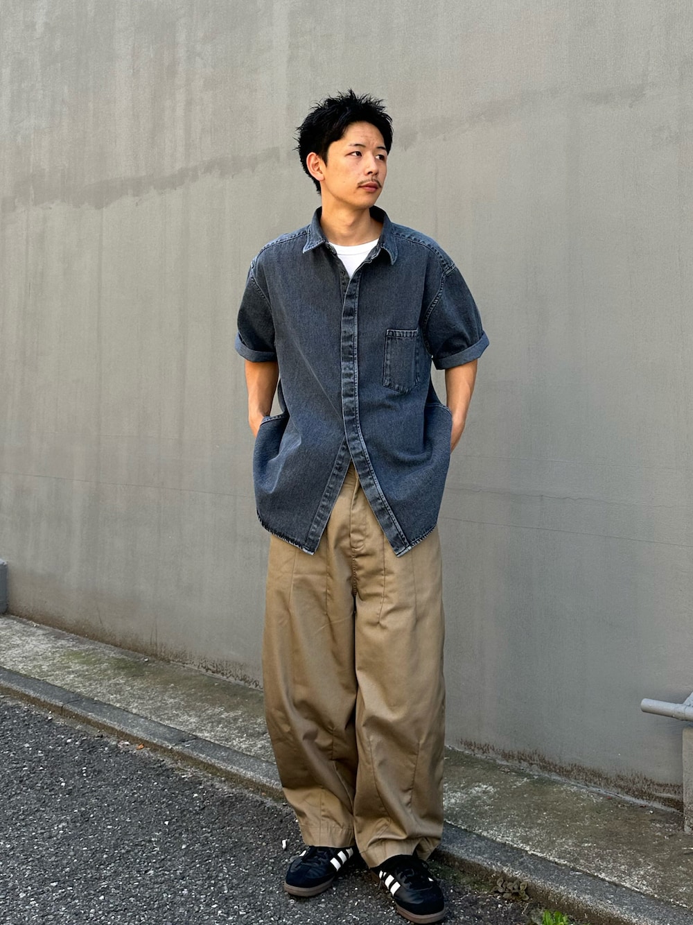 「CIAOPANICの【ユニセックス】オーバーダイデニムシャツ（シャツ/ブラウス、ブラック系）」を使った、Shota Matsuokaさん（メンズ・180cm）の夏コーディネートの1枚目の写真