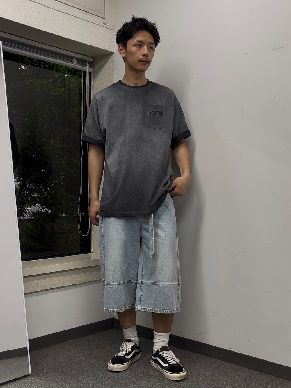 「CIAOPANICのスーパーフェード刺繍Tシャツ（Tシャツ/カットソー、グレー系）」を使った、Shota Matsuokaさん（メンズ・180cm）の夏コーディネートの1枚目の写真