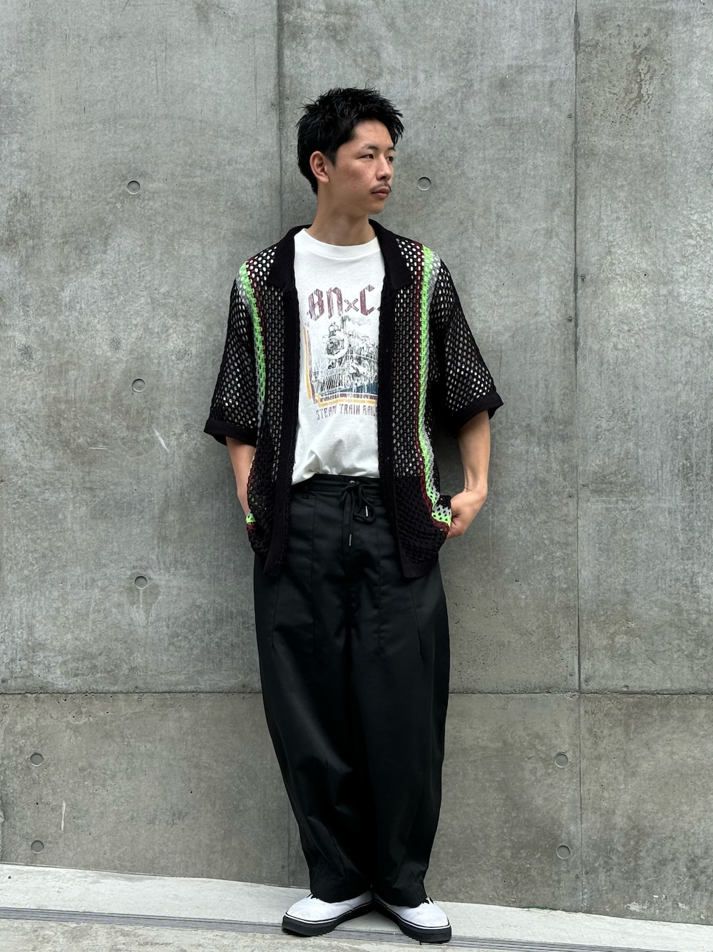 ブラック系のTシャツ/カットソー、ブラック系のカーディガン/ボレロ、ブラック系のチノパンツを着用したメンズの春コーディネートの1枚目の写真