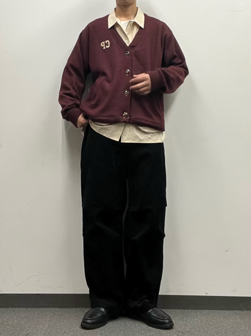 ブラック系のその他パンツ、レッド系のカーディガン/ボレロ、ホワイト系のシャツ/ブラウスを着用したメンズの秋コーディネートの1枚目の写真