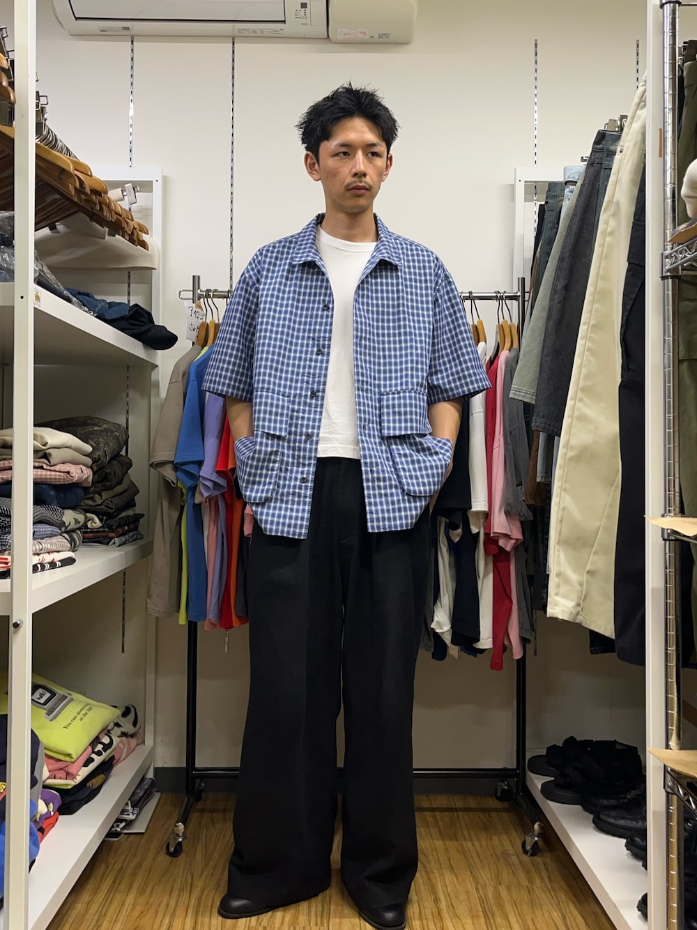 「CIAOPANICのワンタックワイドチノパンツ（チノパンツ、ブラック系）」を使った、Shota Matsuokaさん（メンズ・180cm）の春コーディネートの1枚目の写真