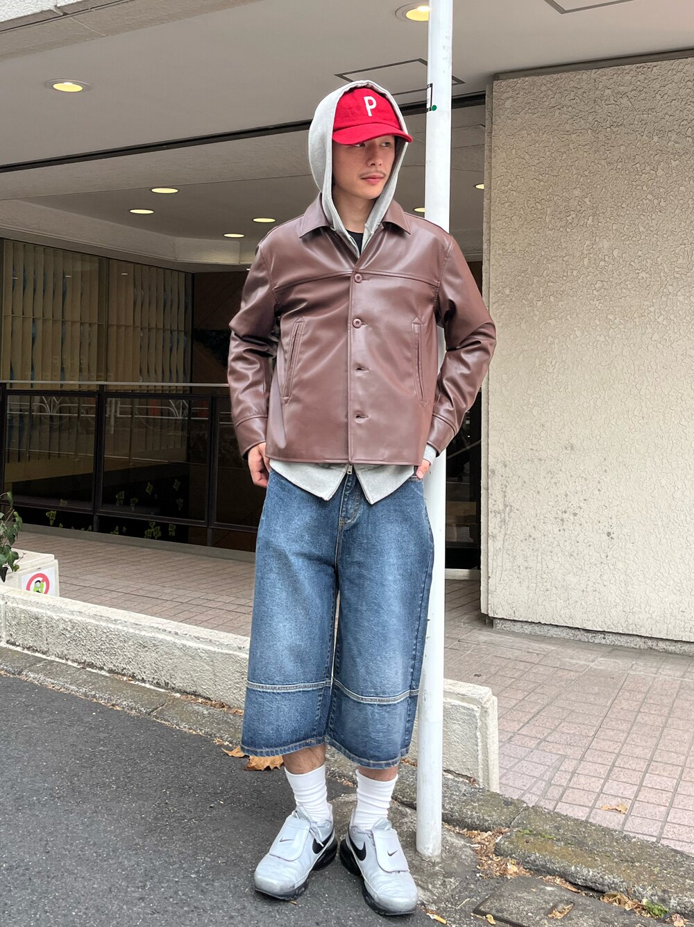 「CIAOPANICのウールライクロゴキャップ（キャップ、レッド系）」を使った、Shota Matsuokaさん（メンズ・180cm）の冬コーディネートの1枚目の写真