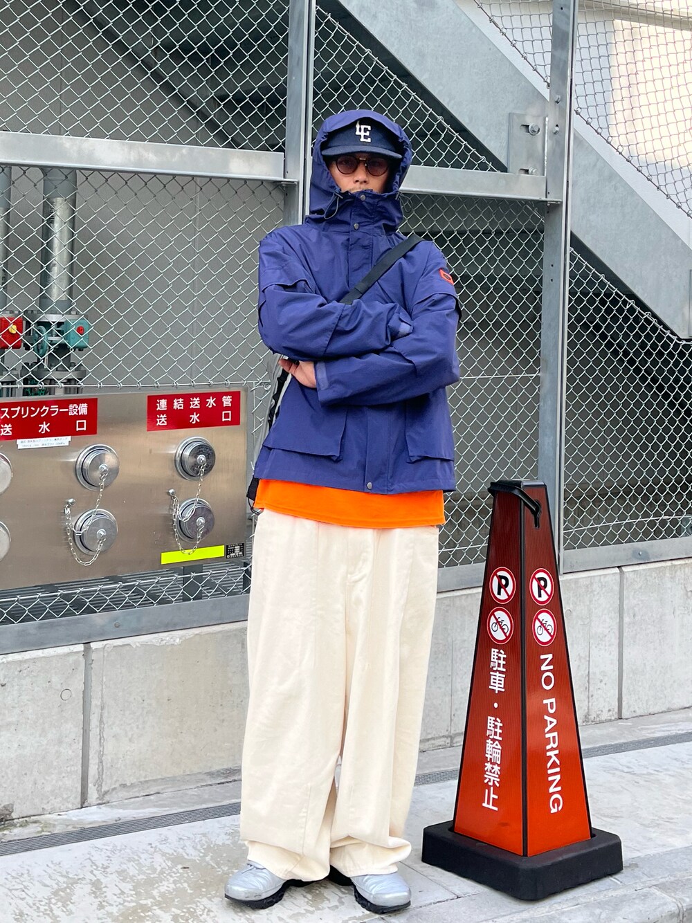 「CIAOPANICの【6/13(木)12:00～販売開始】【KANGOL×CIAOPANIC×GRAIN】ナイロンメッセンジャーバッグ（メッセンジャーバッグ、シルバー系）」を使った、Shota Matsuokaさん（メンズ・180cm）の秋コーディネートの1枚目の写真