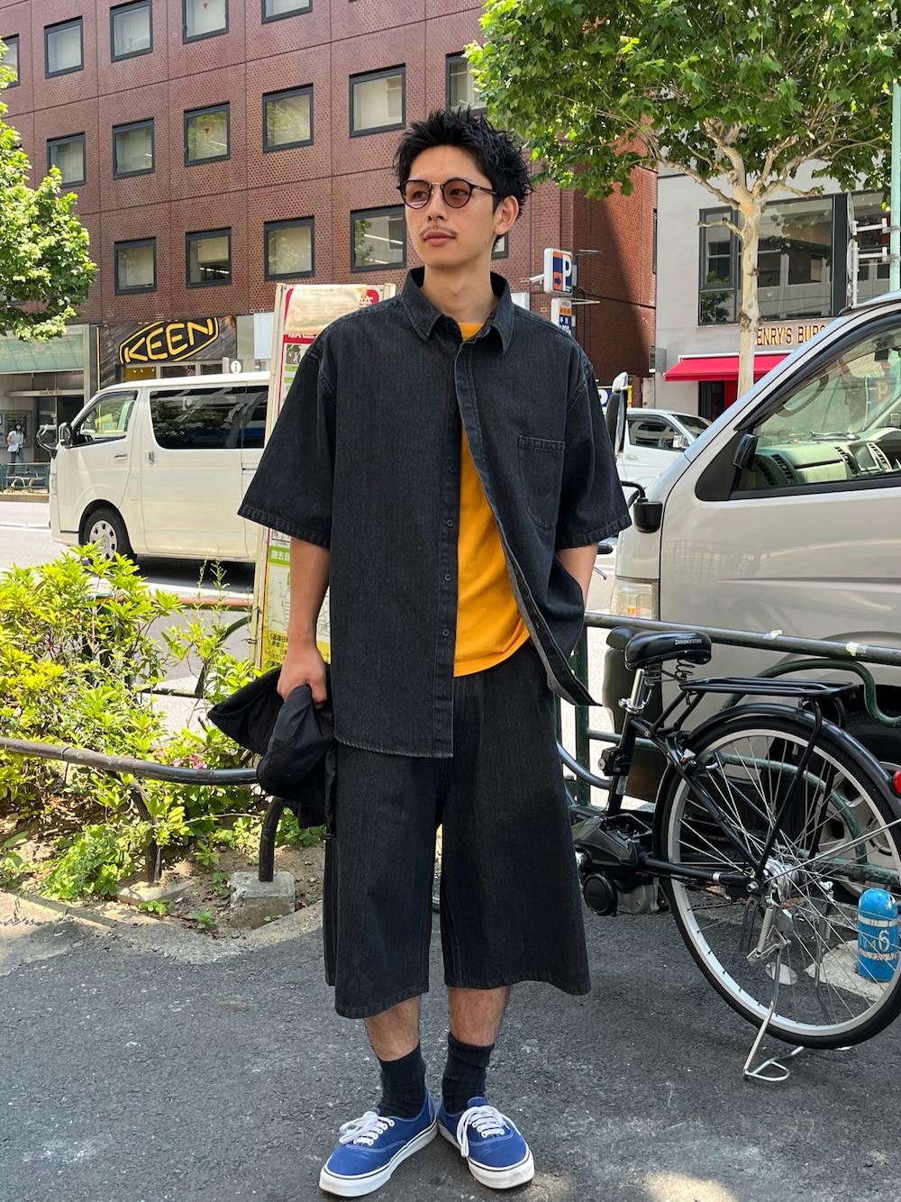 「夏だ！Tシャツ着よう！」｜「CIAOPANICの【ユニセックス】オーバーダイデニムシャツ（シャツ/ブラウス、ブラック系）」を使った、Shota Matsuokaさん（メンズ・180cm）の夏コーディネートの1枚目の写真