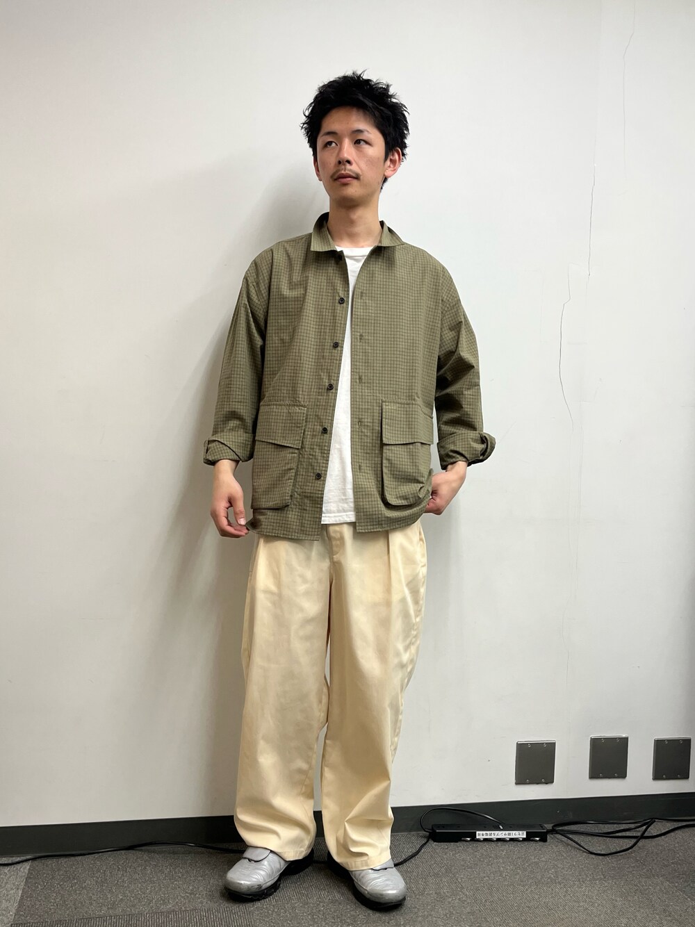 ピンク系のシャツ/ブラウス、ホワイト系のその他パンツを着用したメンズの春コーディネートの1枚目の写真