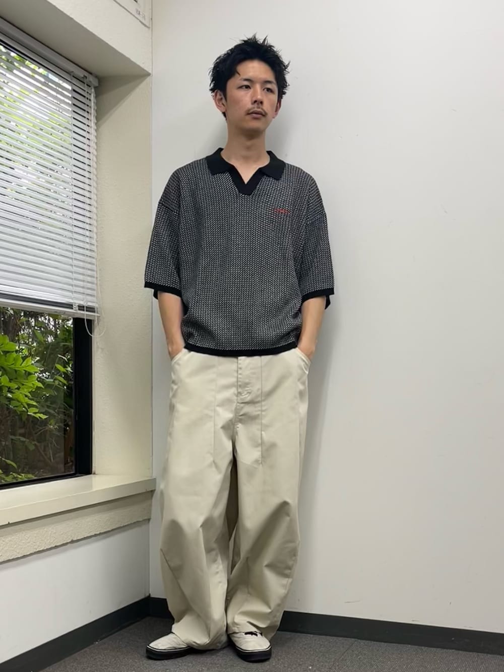 「CIAOPANICのバーズアイサマーニットポロシャツ（シャツ/ブラウス、ブラック系）」を使った、Shota Matsuokaさん（メンズ・180cm）の春コーディネートの1枚目の写真