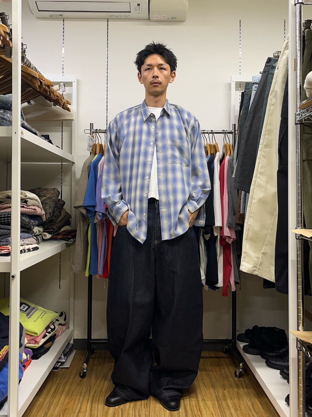 「CIAOPANICの【cian denim/シアンデニム】バギーワイドデニム（デニムパンツ、ブルー系）」を使った、Shota Matsuokaさん（メンズ・180cm）の夏コーディネートの1枚目の写真