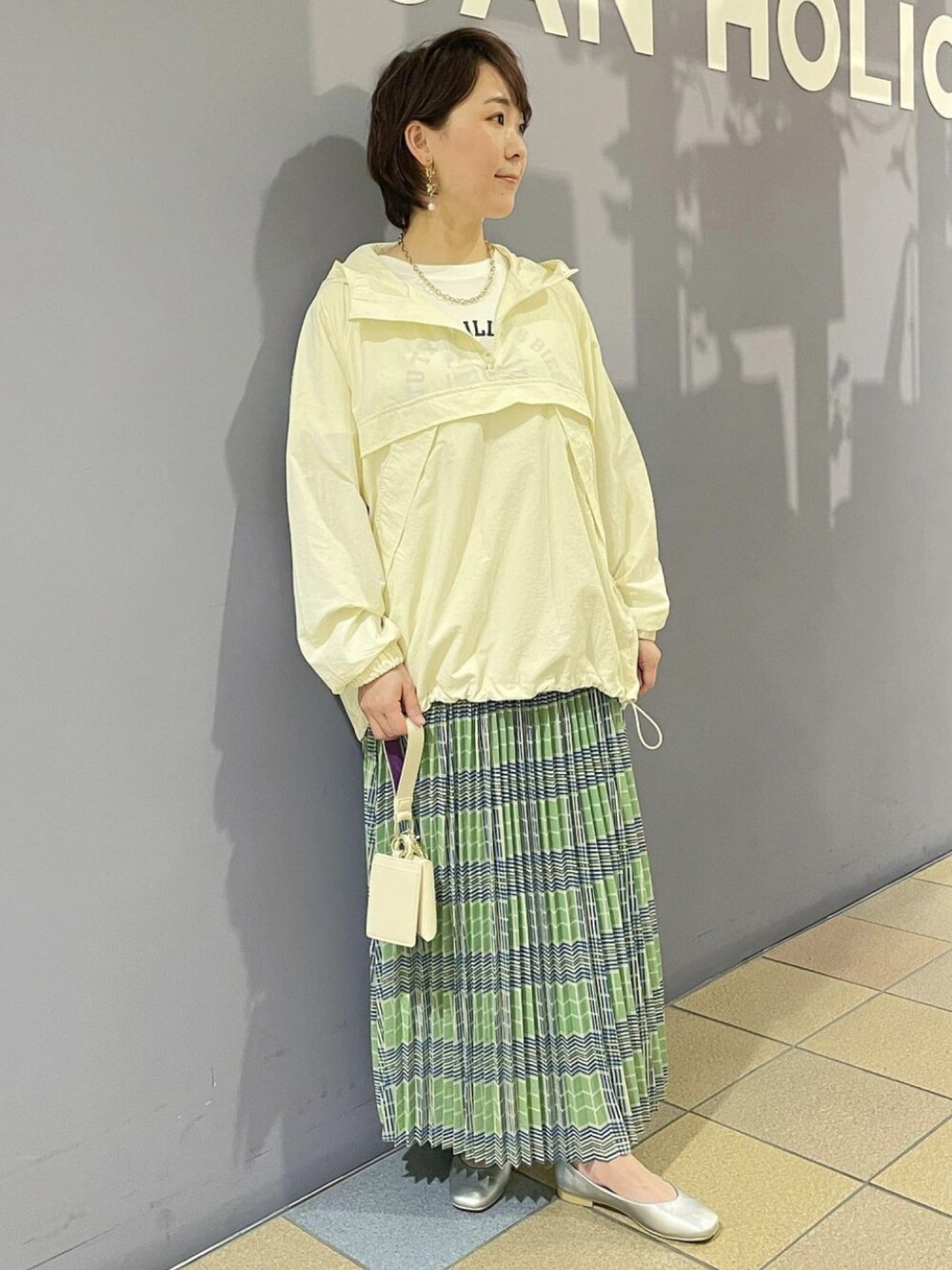 「オトナカジュアル、春コーデ、おでかけコーデ、雨の日コーデ、アノラックパーカー、アノラック、プリーツスカート、スカートコーデ、プリーツスカート 緑、チェック柄スカート、ロゴTシャツ、半袖Ｔシャツ、春カラースタイル、撥水加工」｜「AMERICAN HOLICのソフトシフォンプリーツスカート（スカート、その他）」を使った、ah.susuyuさん（骨格ストレート・レディース・158cm）の春コーディネートの1枚目の写真