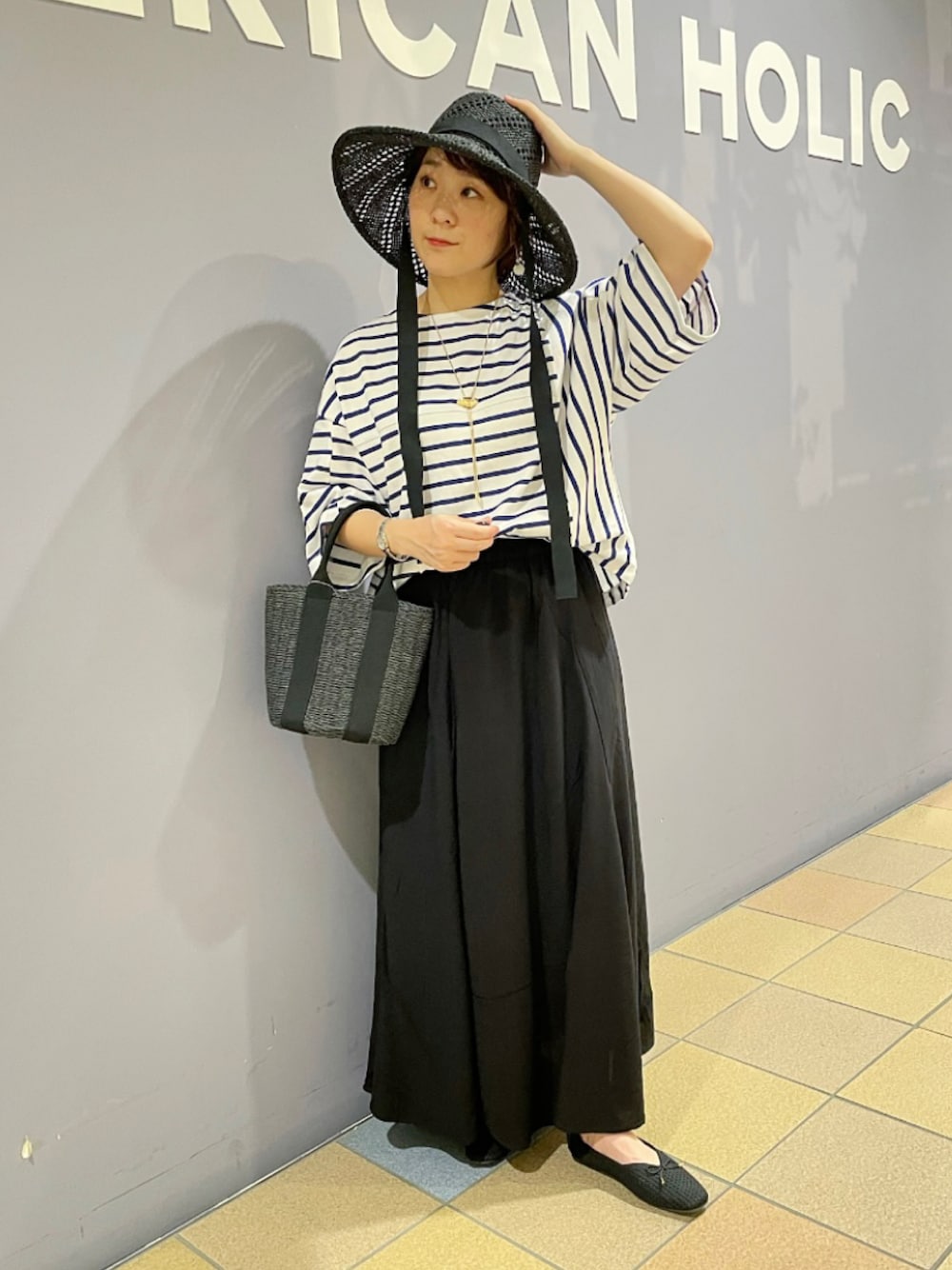 「モノトーンコーデ、ボーダーTシャツ、ボーダーカットソー、ボーダーコーデ、モノトーンスタイル、ペーパーハット、カゴBAG、ニットパンプス、初夏コーデ、キレイめカジュアル、大人カジュアルコーデ、アメリカンホリック、フレアスカートコーデ、ロングスカートコーデ、AMERICAN HOLIC」｜「AMERICAN HOLICの3Dメッシュソフトニットバレエシューズ（バレエシューズ、ブラック系）」を使った、ah.susuyuさん（骨格ストレート・レディース・158cm）の夏コーディネートの1枚目の写真