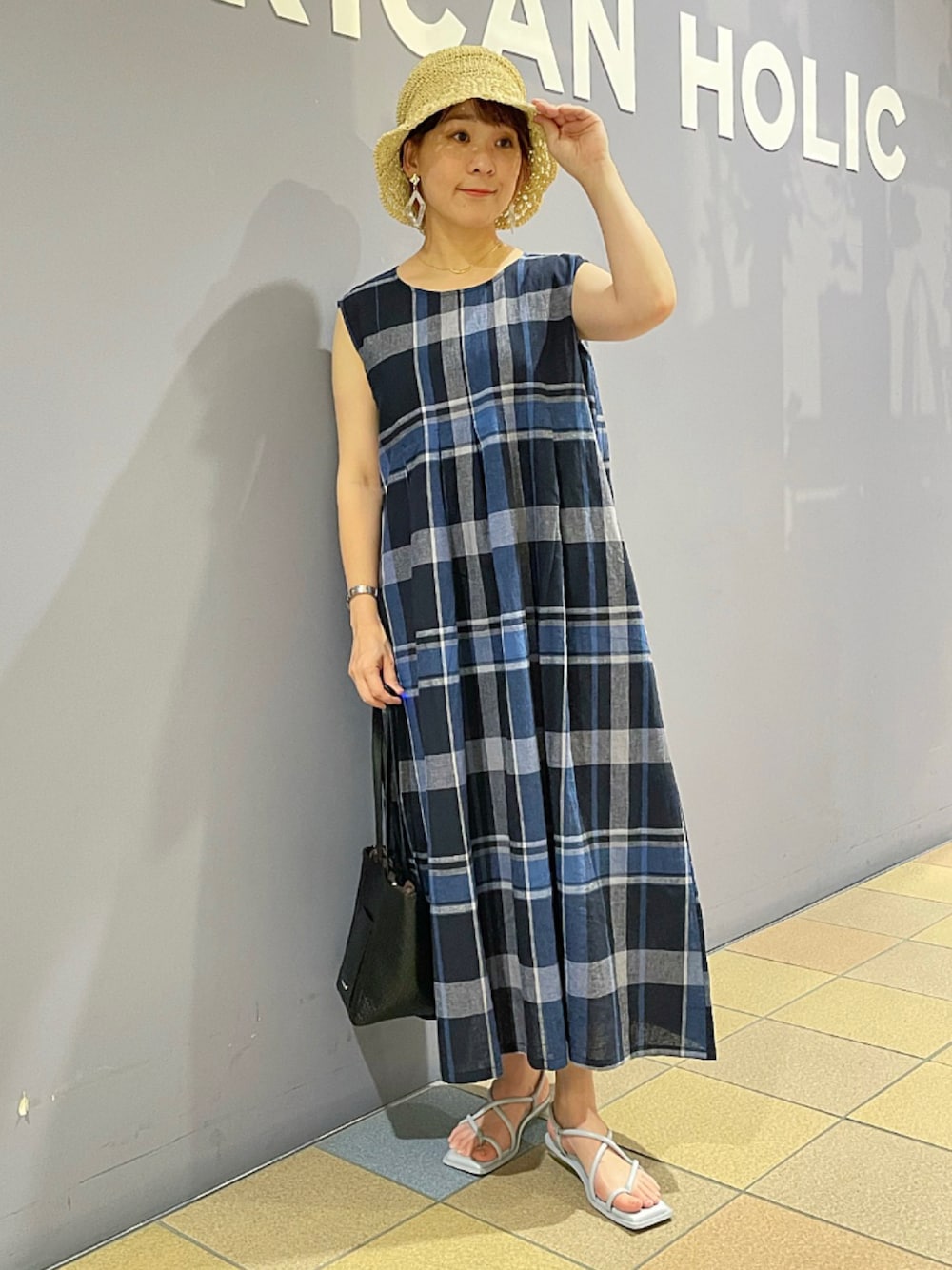 「リネンワンピース、リネンワンピ、リネン、柄ワンピース、チェック柄、チェック柄ワンピース、ワンピースコーデ、夏ワンピース、夏ワンピ、クロシェハット、アメリカンホリック、AMERICAN HOLIC」｜「AMERICAN HOLICの２way型押しトートバッグ（トートバッグ、ブラック系）」を使った、ah.susuyuさん（骨格ストレート・レディース・158cm）の秋コーディネートの1枚目の写真