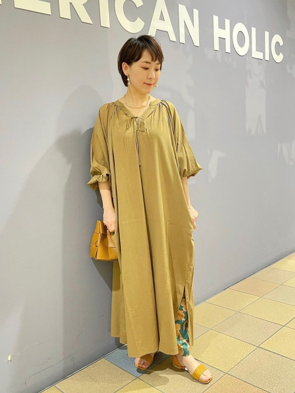 「柄パンツコーデ、柄パンツ、花柄パンツ、レイヤードコーデ、スキッパーワンピース、ワンピーススタイル、リゾートスタイル、ゆるコーデ、リラックスパンツ、リラックスコーデ、大人カジュアルコーデ、アメリカンホリック、サンダルコーデ、初夏コーデ、シアーワンピース」｜「AMERICAN HOLICのオープントゥセパレートサンダル（型押し）（サンダル、イエロー系）」を使った、ah.susuyuさん（骨格ストレート・レディース・158cm）の春コーディネートの1枚目の写真