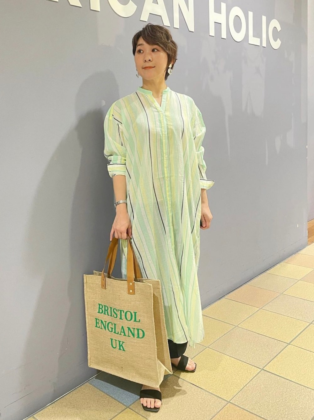 「シャツワンピース、シャツワンピ、ストライプシャツワンピ、ストライプシャツ、レイヤード、ワイドパンツコーデ、接触冷感パンツ、サンダルコーデ、ジュートバッグ、春夏コーデ、グリーンストライプ、アメリカンホリック、AMERICAN HOLIC、アメホリ、カジュアルスタイル」｜「AMERICAN HOLICのオープントゥセパレートサンダル（サンダル、ブラック系）」を使った、ah.susuyuさん（骨格ストレート・レディース・158cm）の春コーディネートの1枚目の写真