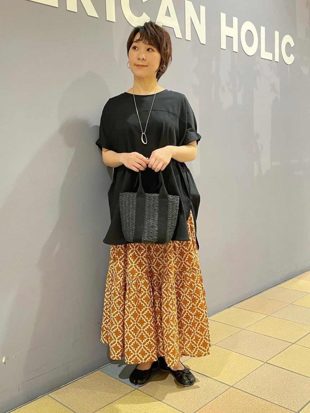 「プリントT、バックプリント、バックプリントTシャツ、チュニックＴシャツ、フォトプリント、夏コーデ、お出かけコーデ、柄スカート、柄スカートコーデ、スカートスタイル、スカートコーデ、ブラック×オレンジ、大人カジュアルコーデ、アメリカンホリック、AMERICAN HOLIC」｜「AMERICAN HOLICのフォトプリントカットチュニック（チュニック、ブラック系）」を使った、ah.susuyuさん（骨格ストレート・レディース・158cm）の夏コーディネートの1枚目の写真