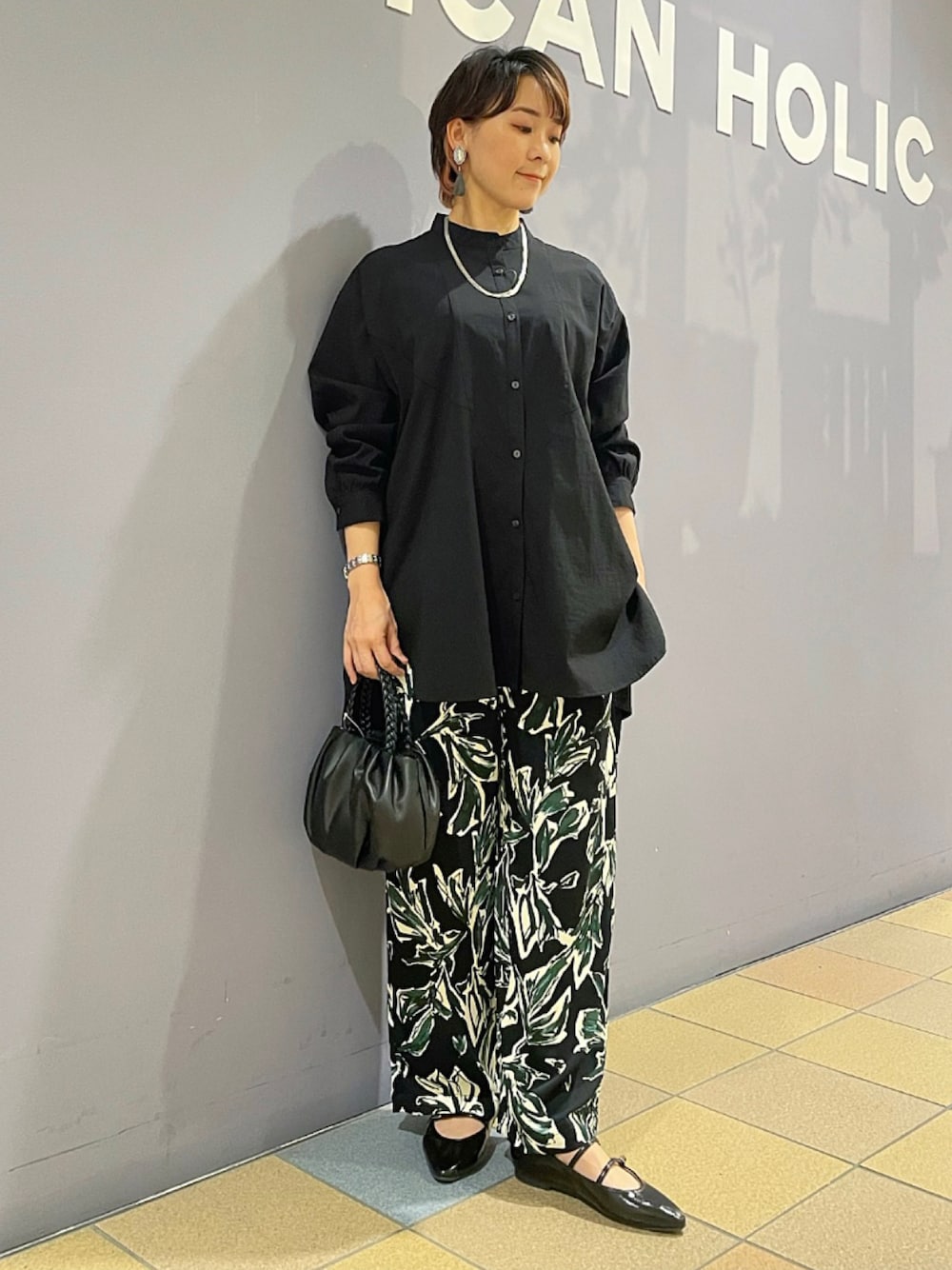 「秋服まるっと大公開、秋🍁コーデ、チュニックシャツ、チュニック、ヨーク切替、バンドカラー、柄パンツ、柄パンツコーデ、ブラックコーデ、大人カジュアルコーデ、メリージェーンパンプス、シルバーネックレス、アメリカンホリック、AMERICAN HOLIC」｜「AMERICAN HOLICのメリージェーンフラットシューズ（パンプス、ブラック系）」を使った、ah.susuyuさん（骨格ストレート・レディース・158cm）の秋コーディネートの1枚目の写真