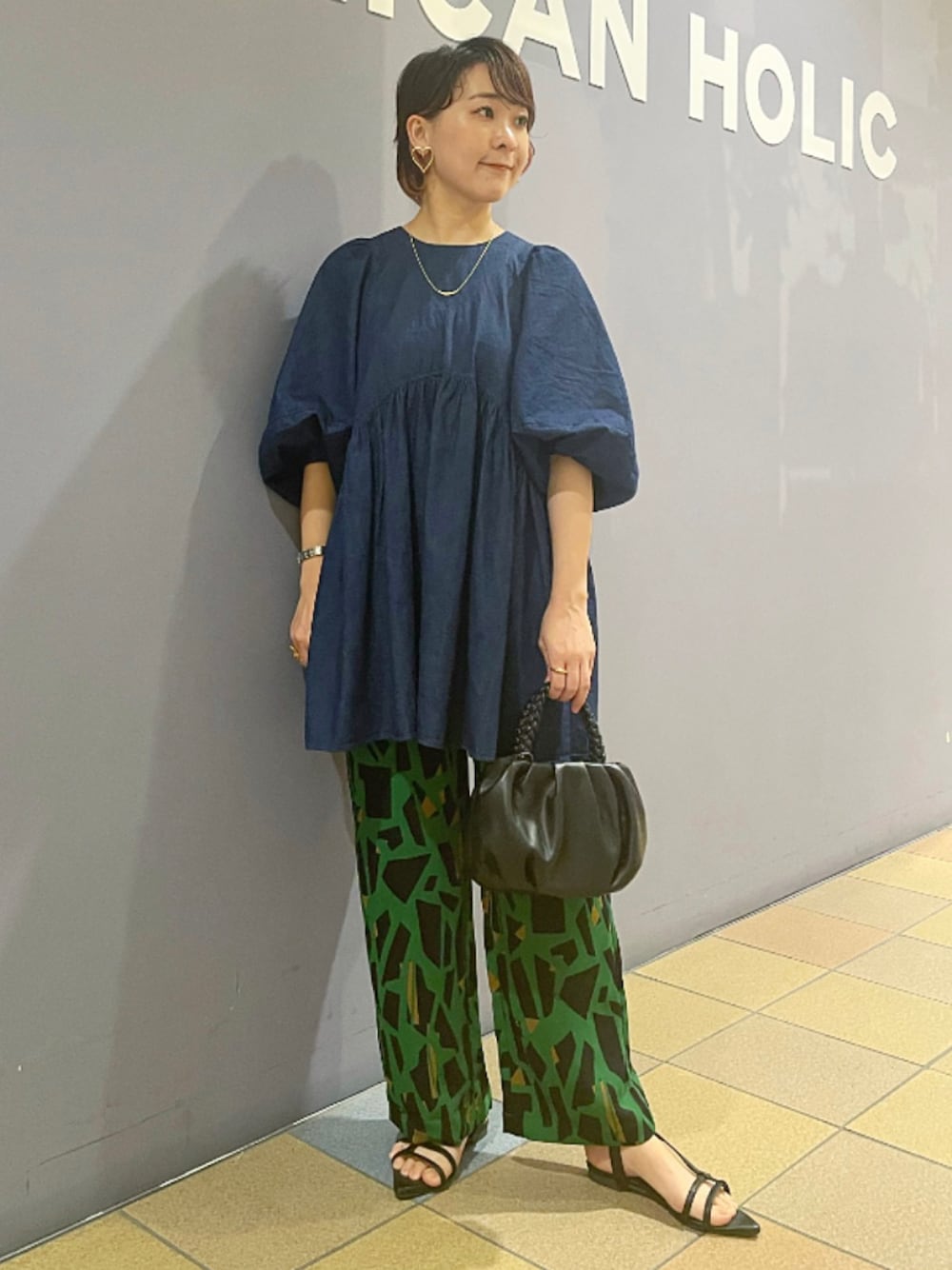 「ティアードチュニック、ティアードブラウス、デニムティアード、チュニックコーデ、柄パンツ、柄パンツコーデ、幾何学柄、フェミニン×カジュアル、デニムチュニック、ストレートパンツ、秋色、晩夏コーデ、アメリカンホリック、AMERICAN HOLIC」｜「AMERICAN HOLICの編み込みハンドルミニショルダーBAG（ショルダーバッグ、ブラック系）」を使った、ah.susuyuさん（骨格ストレート・レディース・158cm）の秋コーディネートの1枚目の写真