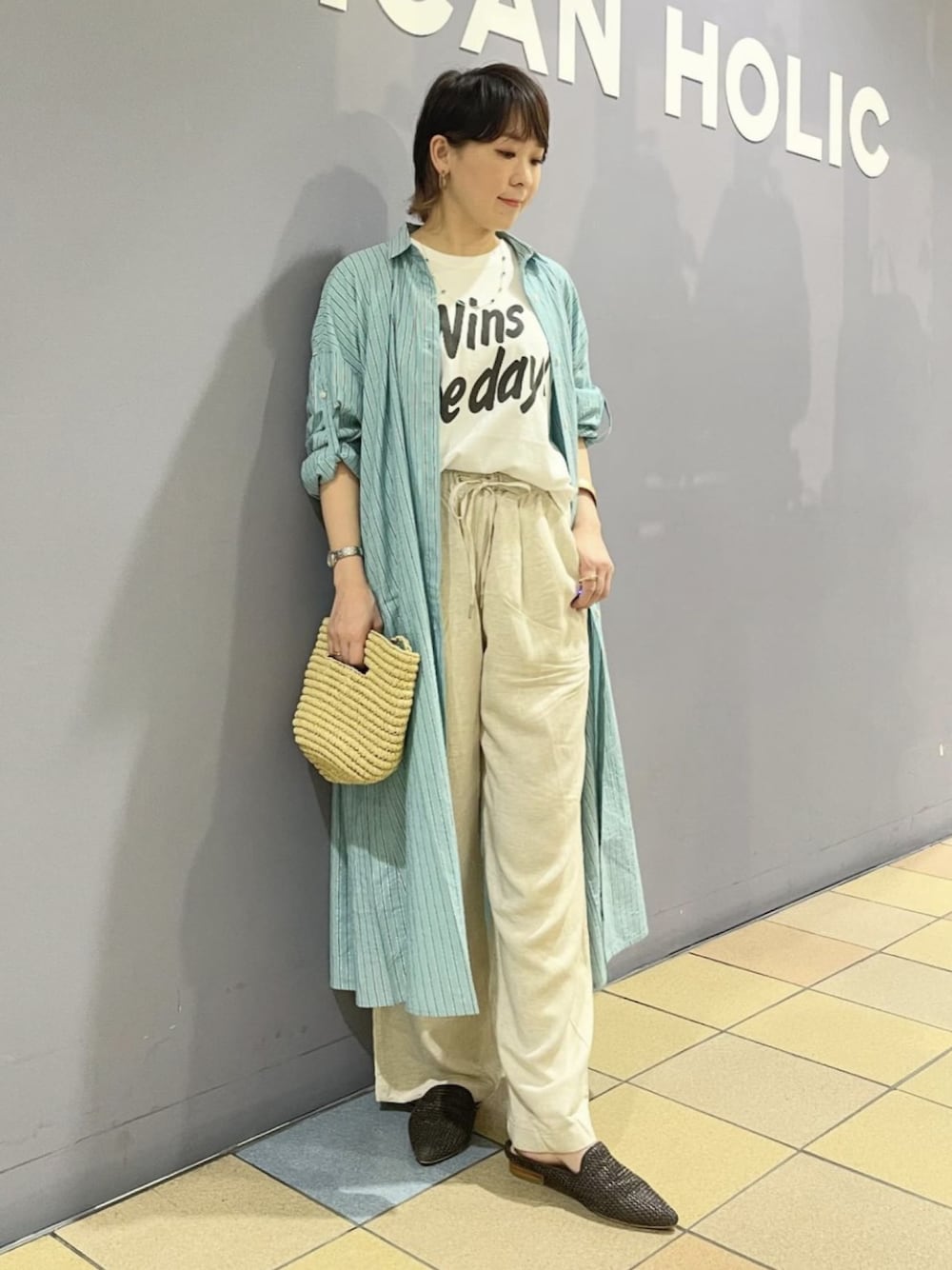 「シャツワンピース、シャツワンピを羽織る、シャツワンピ、ストライプワンピース、ロゴT、ロゴTシャツ、リネンパンツ、初夏コーデ、羽織りワンピース、さわやかコーデ、アメリカンホリック、AMERICAN HOLIC、グリーン×ベージュ」｜「AMERICAN HOLICの接触冷感リネンブレンドワイドパンツ（その他パンツ、ベージュ系）」を使った、ah.susuyuさん（骨格ストレート・レディース・158cm）の春コーディネートの1枚目の写真
