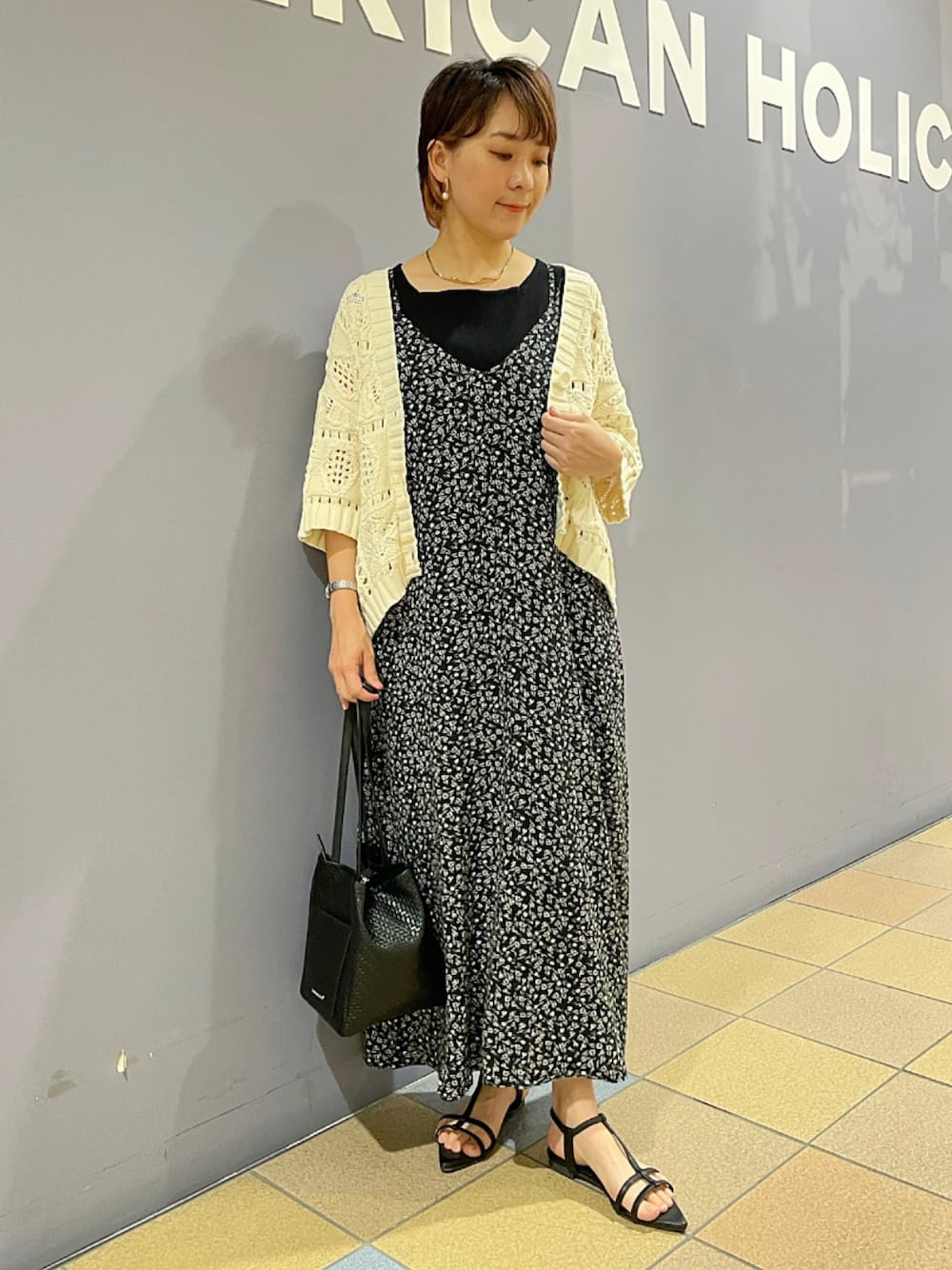 「カーディガンコーデ、レース柄、透かし編みカーディガン、羽織りスタイル、スクエアネック、キャミワンピース、キャミワンピコーデ、花柄ワンピ、初秋コーデ、晩夏コーデ、季節の変わり目、お出かけコーデ、大人カジュアルコーデ、アメリカンホリック、AMERICAN HOLIC」｜「AMERICAN HOLICの２way型押しトートバッグ（トートバッグ、ブラック系）」を使った、ah.susuyuさん（骨格ストレート・レディース・158cm）の夏コーディネートの1枚目の写真