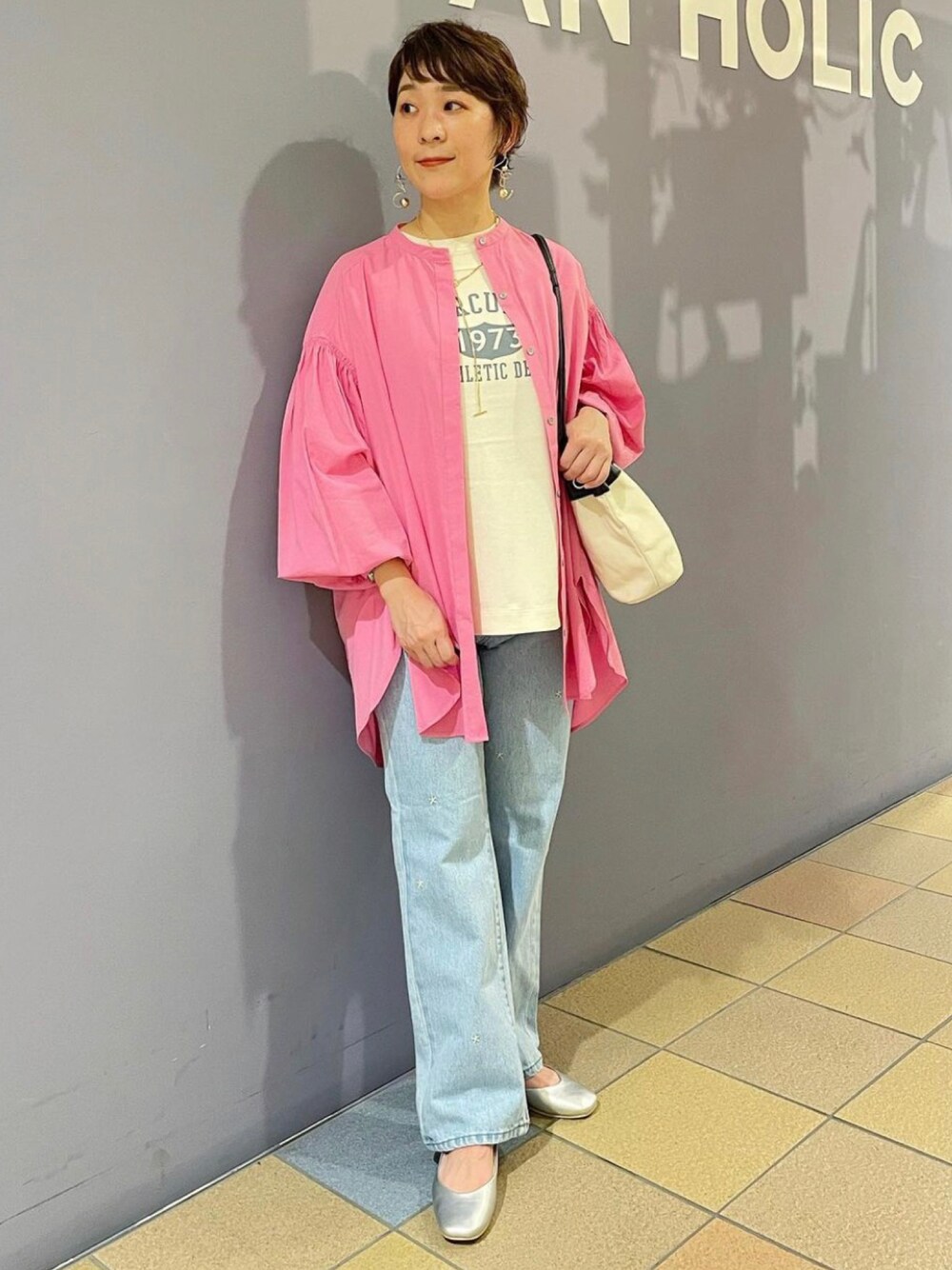 「春コーデ、おでかけコーデ、オトナカジュアル、シャツチュニック、ボリュームスリーブ、ピンクコーデ、シャツ×Tシャツ、ピンクシャツ、刺繍デニム、アメホリ、ラガーTシャツ、ロゴTシャツ、フラットパンプス、パンプス×デニム、靴 シルバー」｜「AMERICAN HOLICのフラットシューズ（パンプス、シルバー系）」を使った、ah.susuyuさん（骨格ストレート・レディース・158cm）の春コーディネートの1枚目の写真