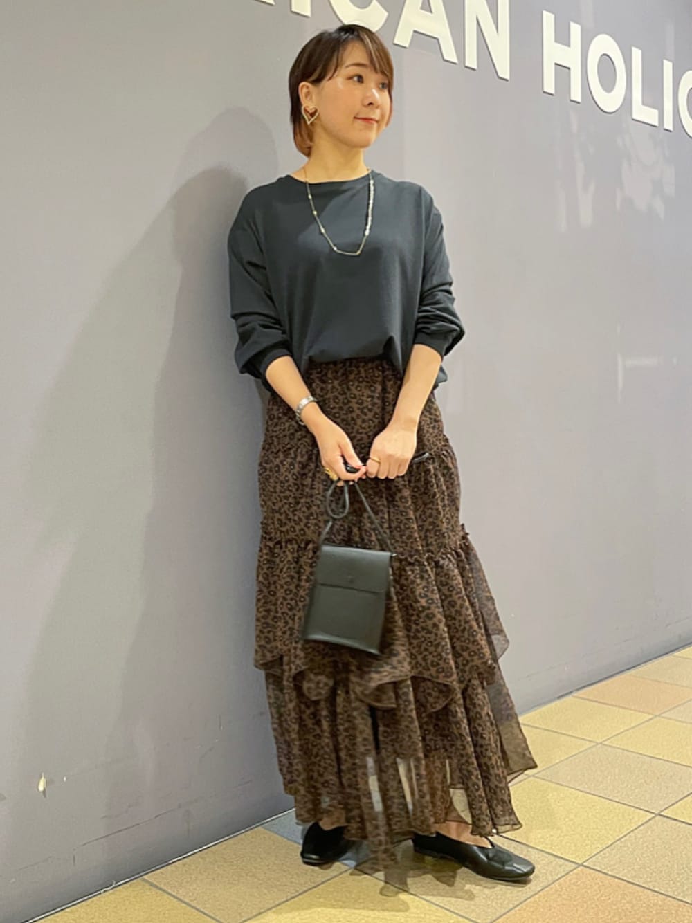 「秋服まるっと大公開、秋🍁コーデ、レオパード柄、レオパードスカート、レオパード柄スカート、ティアードスカート、ティアードフリル、フリルスカート、ボリュームスリーブ、大人カジュアルコーデ、パンプスコーデ、パンプス 黒、秋服準備はじめました、アメリカンホリック、AMERICAN HOLIC」｜「AMERICAN HOLICのフラップ付ミニショルダーBAG（ショルダーバッグ、ブラック系）」を使った、ah.susuyuさん（骨格ストレート・レディース・158cm）の秋コーディネートの1枚目の写真