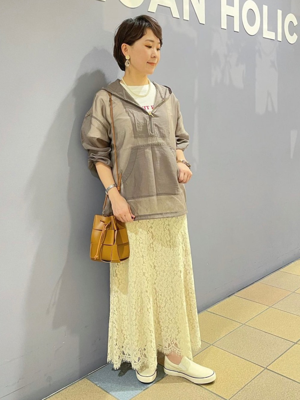 「アノラックパーカー、アノラックシャツ、シアーシャツコーデ、シアートップス、大人カジュアルコーデ、レーススカート、レースマーメイドスカート、マーメイドスカート、スリッポン 白、ロゴTシャツ、レイヤードスタイル、レイヤードコーデ、アメリカンホリック、アメホリ、AMERICAN HOLIC」｜「AMERICAN HOLICのTM&(R) Yale Universityスリッポン（スリッポン、ホワイト系）」を使った、ah.susuyuさん（骨格ストレート・レディース・158cm）の春コーディネートの1枚目の写真