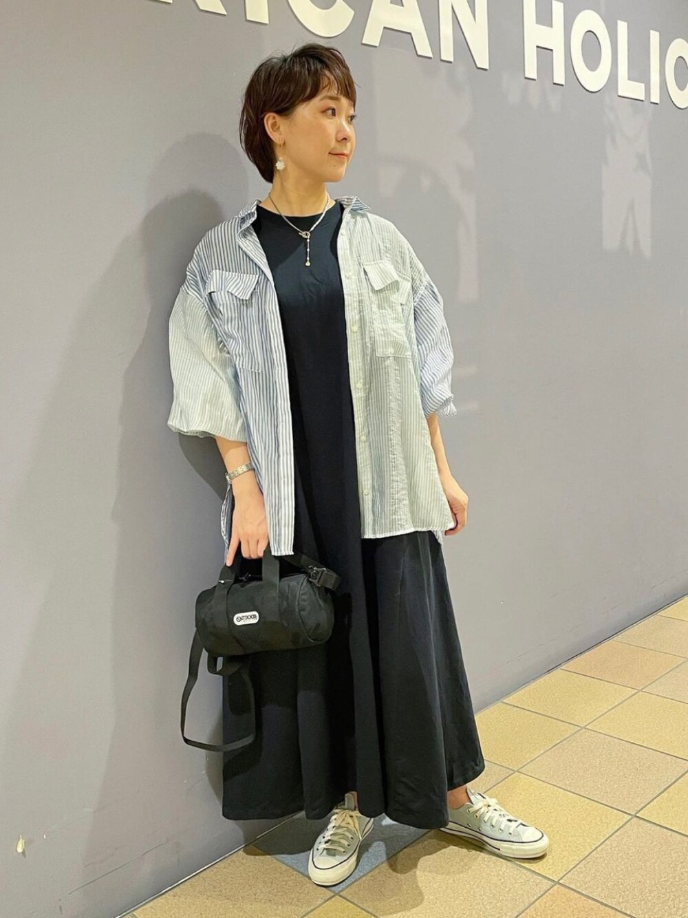 「ワンピース×スニーカー、ワンピースコーデ、ワンピース×シャツ、リゾートワンピース、シャツコーデ、ストライプシャツ、シアーシャツ、シアーシャツコーデ、スニーカースタイル、街歩き、カジュアルコーデ、フレアワンピース、綿100％、アメリカンホリック、AMERICAN HOLIC」｜「AMERICAN HOLICの切り替え半袖カットフレアワンピース（ワンピース、ブラック系）」を使った、ah.susuyuさん（骨格ストレート・レディース・158cm）の春コーディネートの1枚目の写真