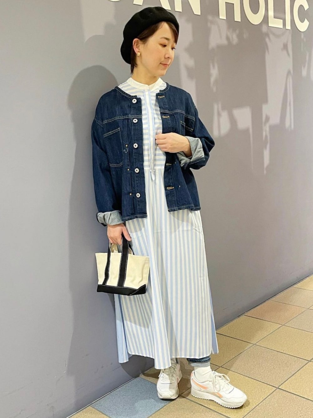 ワンピースを使った「ノーカラーデニムジャケット」のレディース