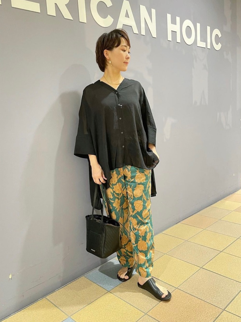 「シアーシャツ、シアーシャツコーデ、Vネックシャツ、柄パンツ、花柄パンツ、柄パンツコーデ、カジュアルコーデ、初夏コーデ、楽チンコーデ、リラックスパンツ、アメリカンホリック、AMERICAN HOLIC、トングサンダル、カジュアルスタイル」｜「AMERICAN HOLICの２way型押しトートバッグ（トートバッグ、ブラック系）」を使った、ah.susuyuさん（骨格ストレート・レディース・158cm）の春コーディネートの1枚目の写真