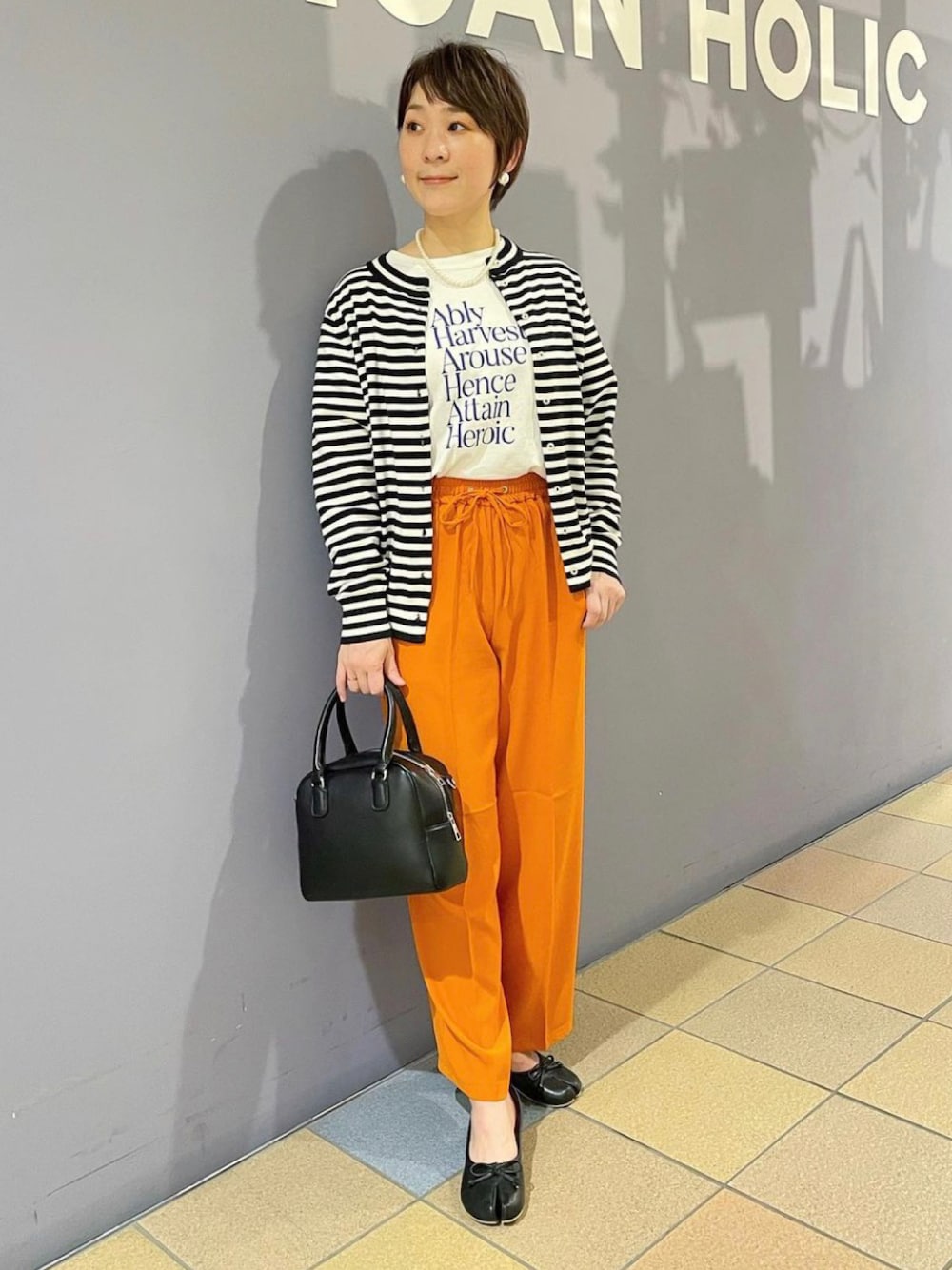 「ボーダーカーディガン、モックネックニット、接触冷感パンツ、ハデ色、オレンジパンツ、大人カジュアルコーデ、ロゴTシャツ、足袋パンプス、タビシューズ、アメホリ、アメリカンホリック、プチプラコーデ、ボーダーコーデ、カーディガンコーデ、ボーダー×パール」｜「AMERICAN HOLICの2wayボストンミニバッグ（ボストンバッグ、ブラック系）」を使った、ah.susuyuさん（骨格ストレート・レディース・158cm）の春コーディネートの1枚目の写真