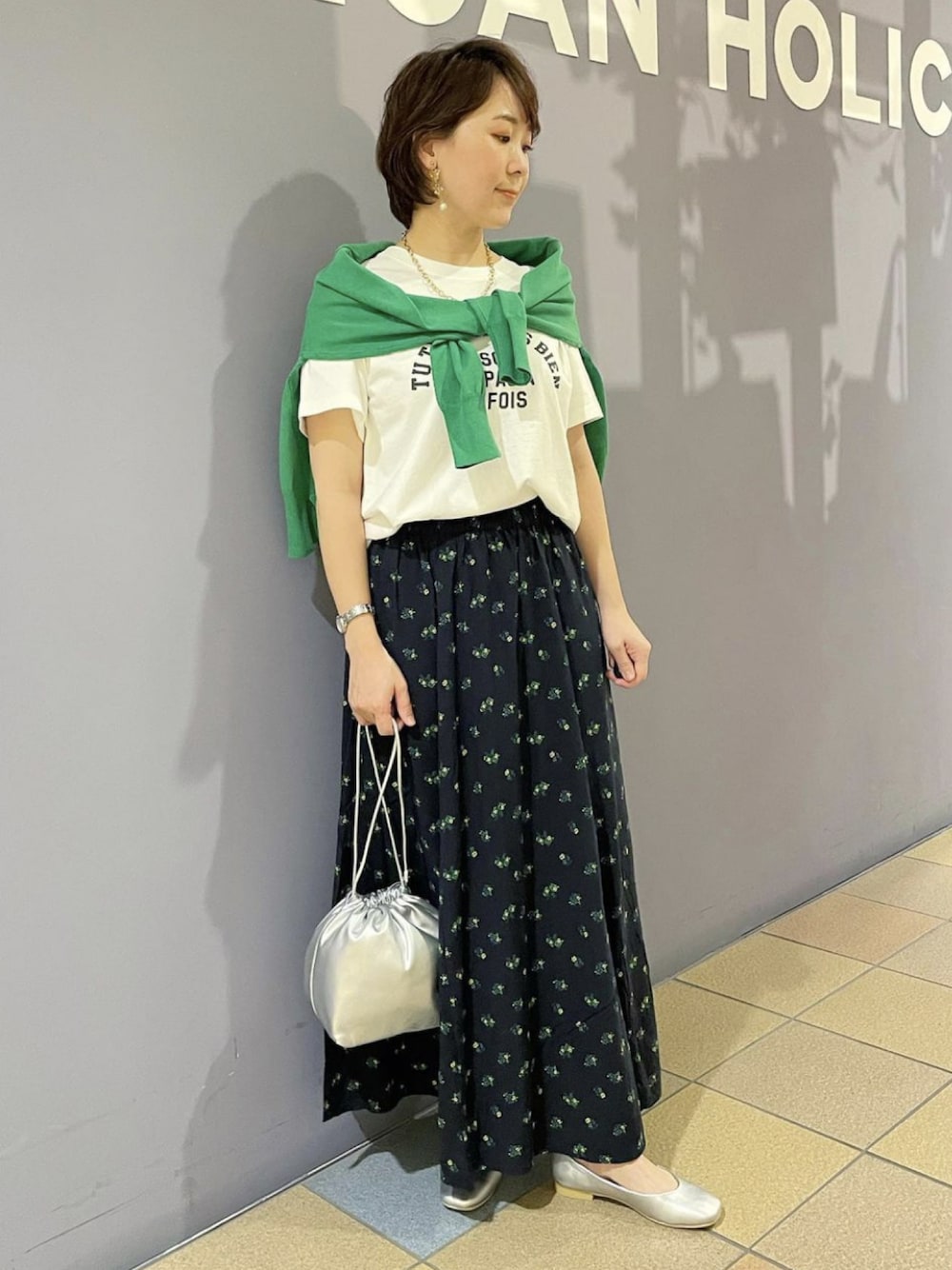 「休日コーデ、晴れの日コーデ、春夏コーデ、春カラースタイル、グリーンコーデ、グリーンカーディガン、カーディガンコーデ、カーディガン肩かけ、ロゴTシャツ、フレアスカート、小花柄スカート、巾着バッグ、カジュアルコーデ、オトナ女子、シルバーパンプス」｜「AMERICAN HOLICのアソートロゴカット半袖プルオーバー（Tシャツ/カットソー、ホワイト系）」を使った、ah.susuyuさん（骨格ストレート・レディース・158cm）の春コーディネートの1枚目の写真