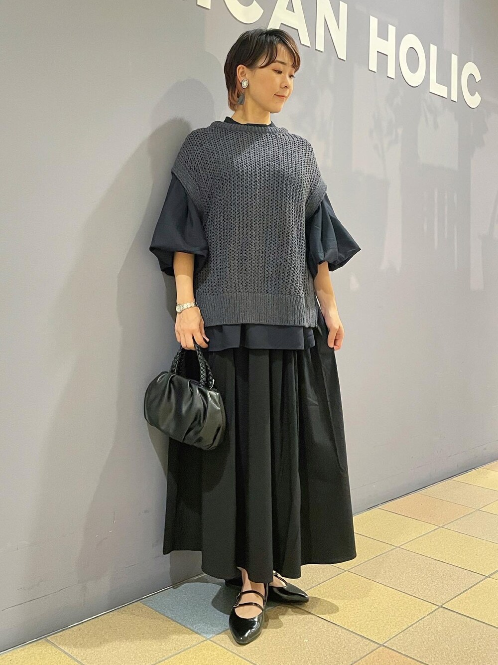 「セットアイテム、ベストセット、ニットベストコーデ、ボリュームスリーブ、ボリュームスリーブブラウス、バンドカラーシャツ、フレアスカート、フレアスカート×黒、フレアスカートコーデ、秋服まるっと大公開、秋服コーデ、秋🍁コーデ、メリージェーンパンプス、フェミニンコーデ、アメリカンホリック」｜「AMERICAN HOLICのメリージェーンフラットシューズ（パンプス、ブラック系）」を使った、ah.susuyuさん（骨格ストレート・レディース・158cm）の秋コーディネートの1枚目の写真