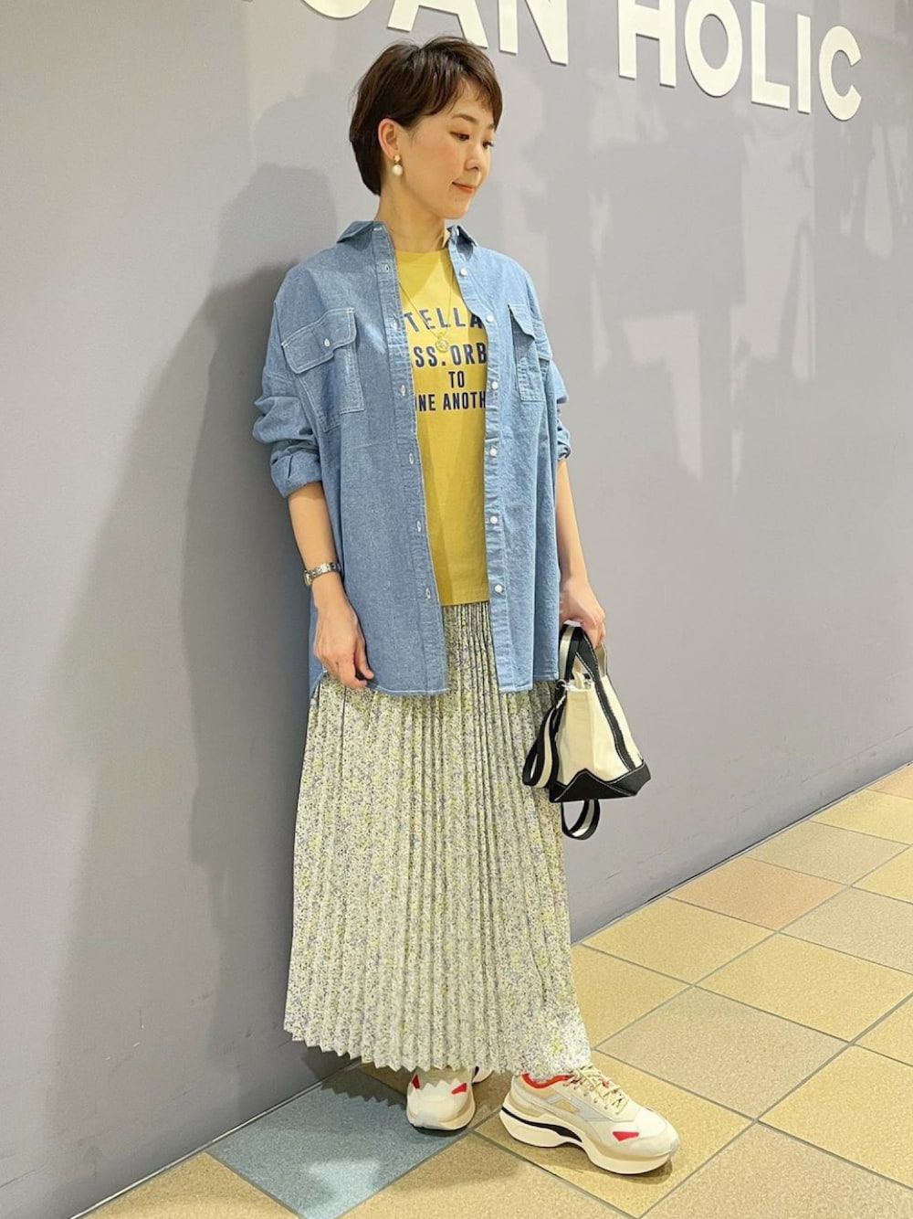 「ダンガリーシャツ、デニムシャツコーデ、半袖、ロゴTシャツ、花柄スカート、花柄スカートコーデ、カジュアルミックス、スニーカースタイル、アメリカンホリック、アメホリ、春夏コーデ、春夏アイテム、お花見コーデ、ミニトート」｜「AMERICAN HOLICのソフトシフォンプリーツスカート（スカート、その他）」を使った、ah.susuyuさん（骨格ストレート・レディース・158cm）の春コーディネートの1枚目の写真